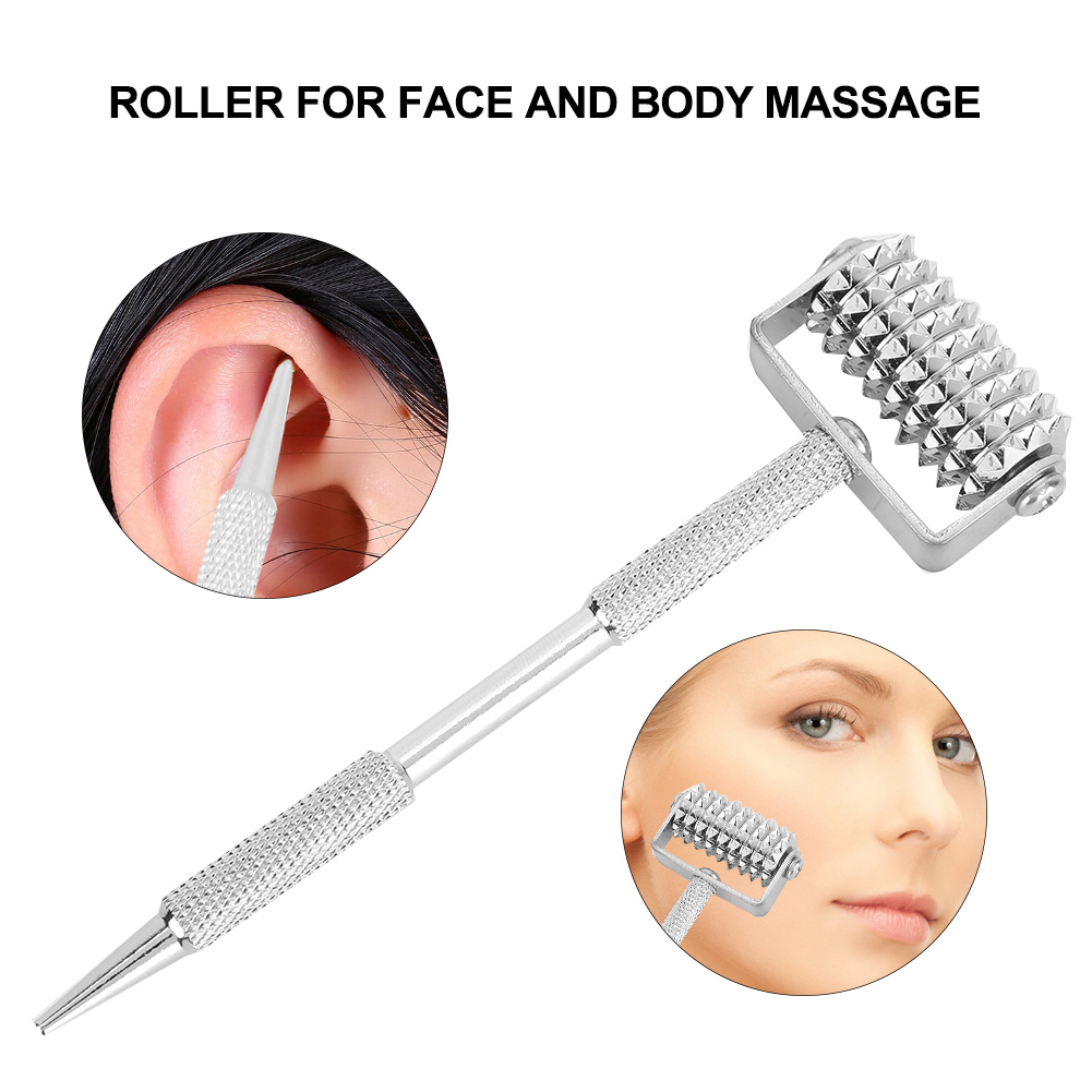 Eine silberne Massagerolle mit spitzem Ende wird gezeigt. Zwei kreisförmige Einsätze zeigen die Anwendung: Ohr und Gesicht. Text: Roller für Gesichts- und Körpermassage.