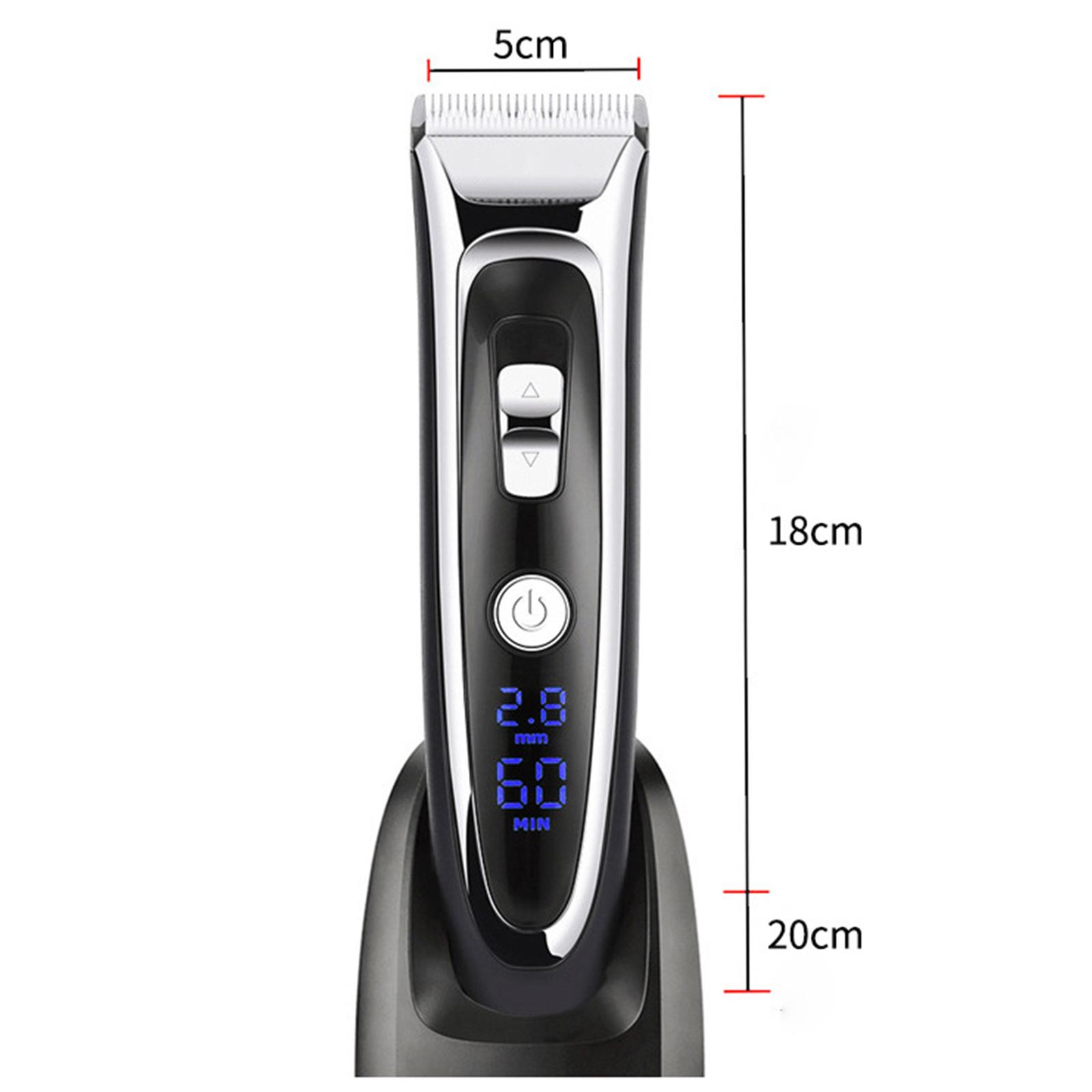 Ein silberner und schwarzer elektrischer Haarschneider auf einem Ständer. Abmessungen sind angegeben. Der Trimmer hat ein Digitaldisplay.
