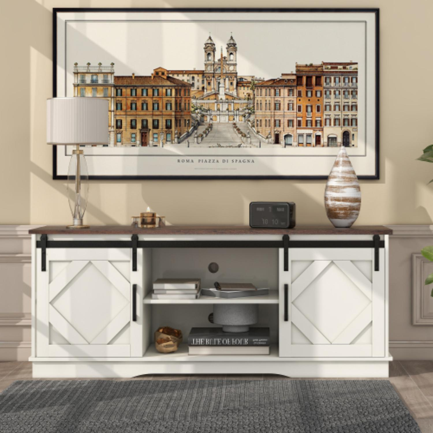 Weißer Schrank mit brauner Oberseite. Ein gerahmtes Bild von Rom Piazza di Spagna ist darüber. Eine Lampe und Vase stehen auf dem Schrank.