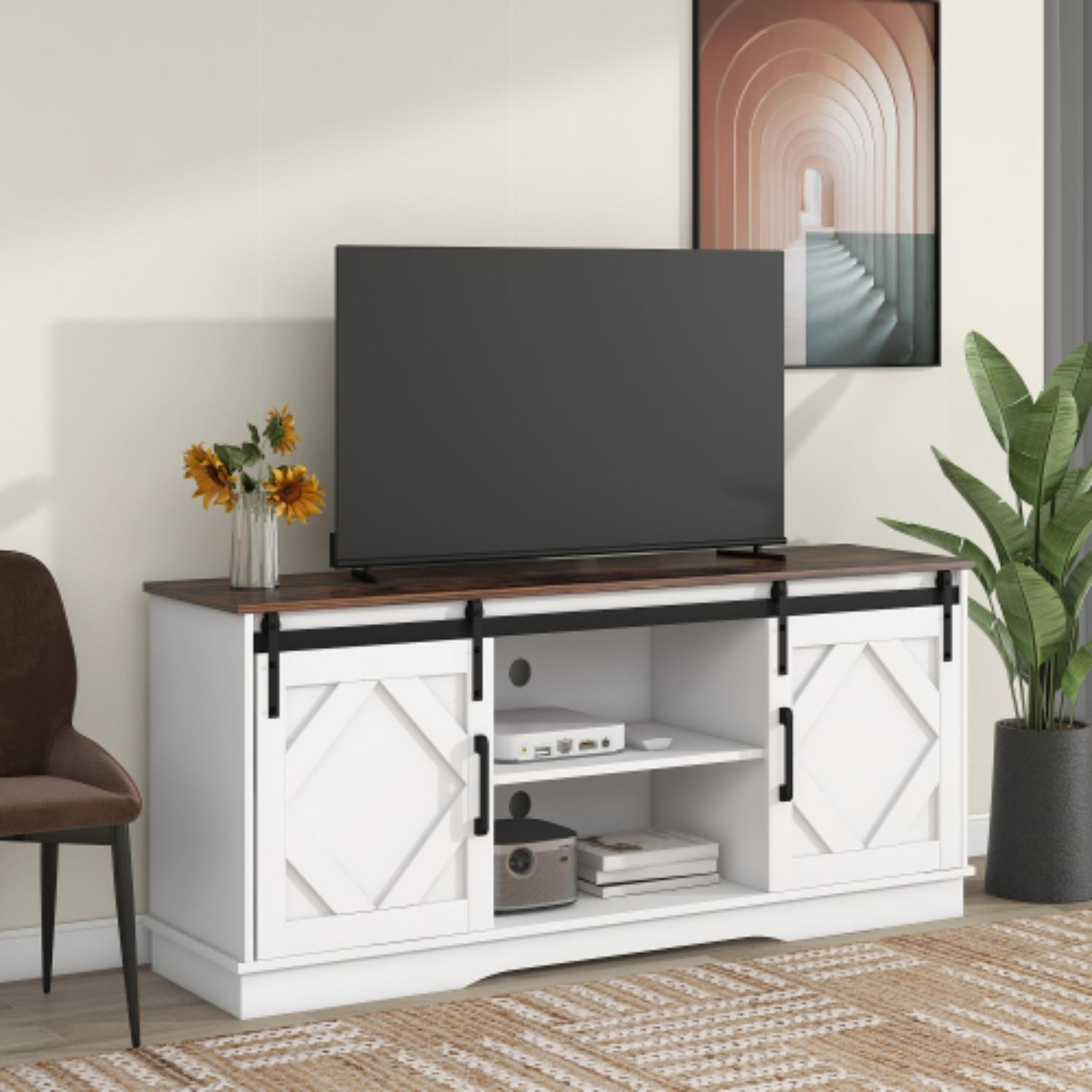 Weißer TV-Ständer mit Holzplatte, Fernseher, Sonnenblumen, Bild und Pflanze. Ein Stuhl und ein Teppich sind ebenfalls zu sehen.
