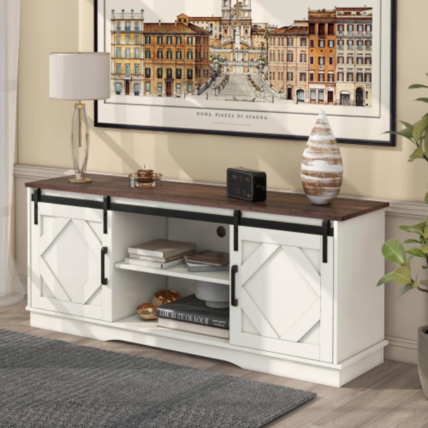 Weiß-brauner Schrank mit Deko, Lampe und Stadtbild. Im Vordergrund ein grauer Teppich.