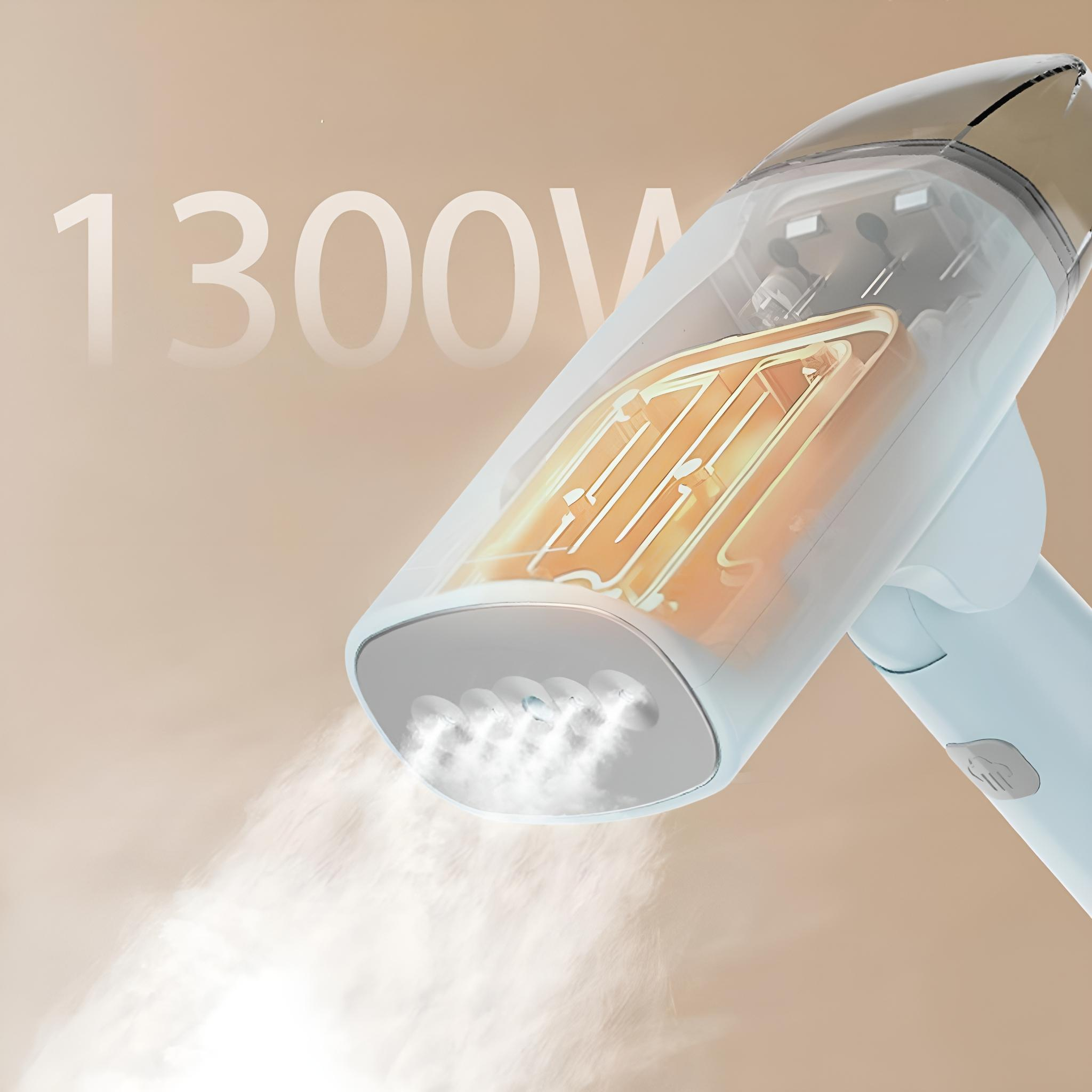 Ein weißes und transparentes Kleidungsstück-Dampfgerät, das Dampf abgibt. Der Hintergrund ist hellbraun und zeigt die Leistung 1300W.