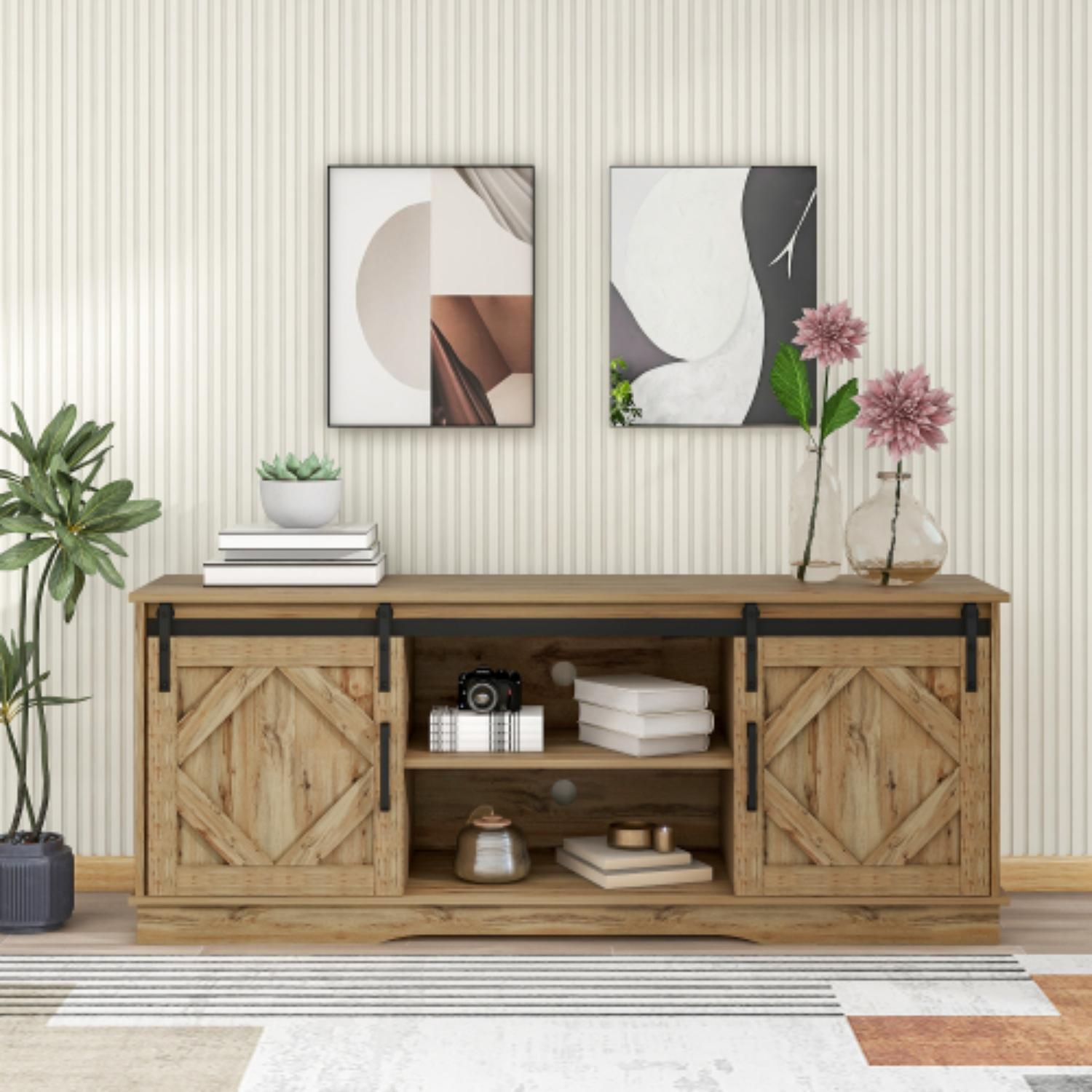 Holzschrank mit Schiebetüren, Kunst, Blumen und Pflanze. Hintergrund hat gestreifte Wand und Teppich. Farben: Braun, Weiß und Grün.
