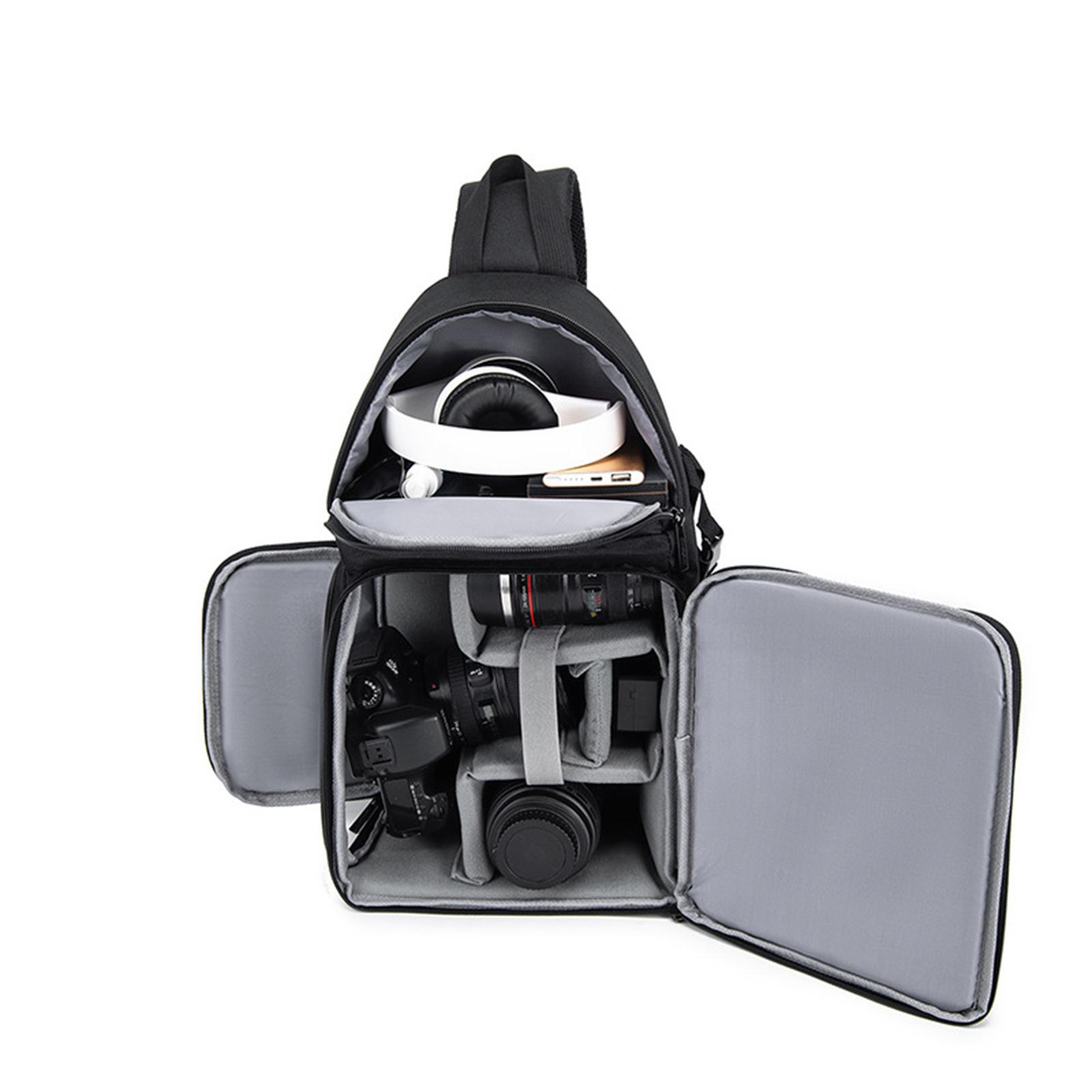 Schwarzer Kamera-Rucksack geöffnet, zeigt Kamera, Objektive, Kopfhörer und Zubehör. Graue Innenausstattung.