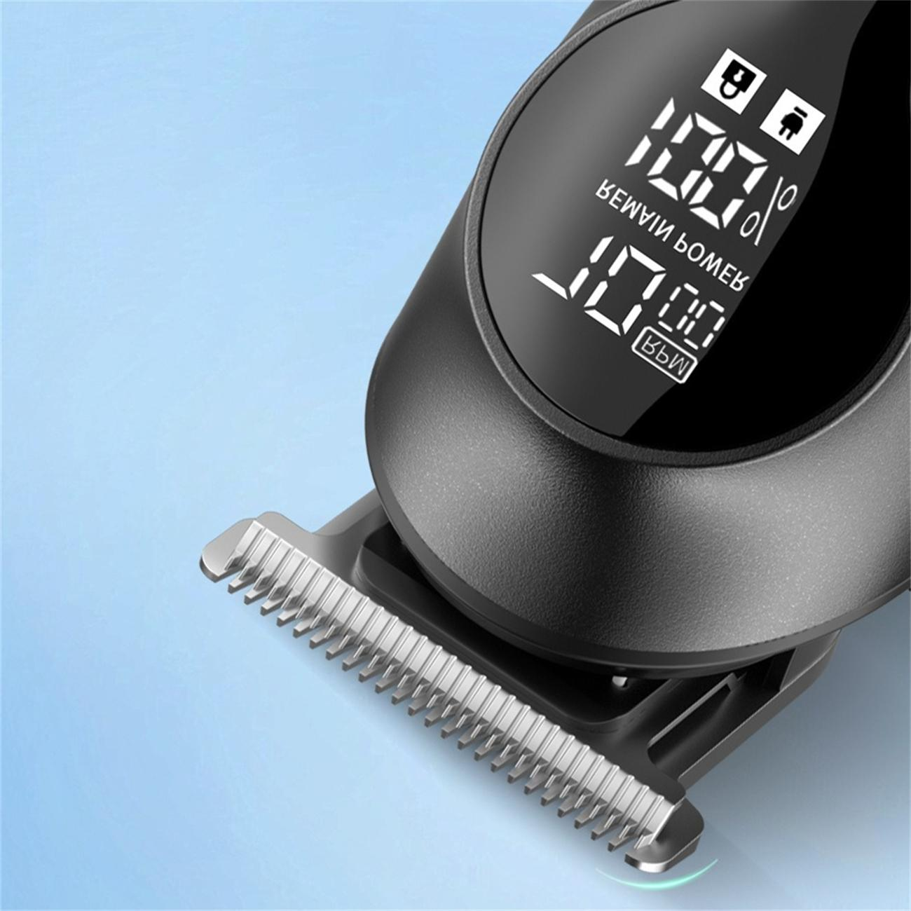 Schwarzer elektrischer Haarschneider mit Digitalanzeige, die die Akkulaufzeit anzeigt. Klingen sind silber. Blauer Hintergrund.