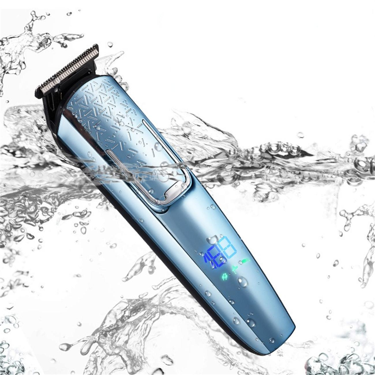Blauer Elektrorasierer im Wasser. Display zeigt eine Zahl. Wasser spritzt um den Rasierer herum.