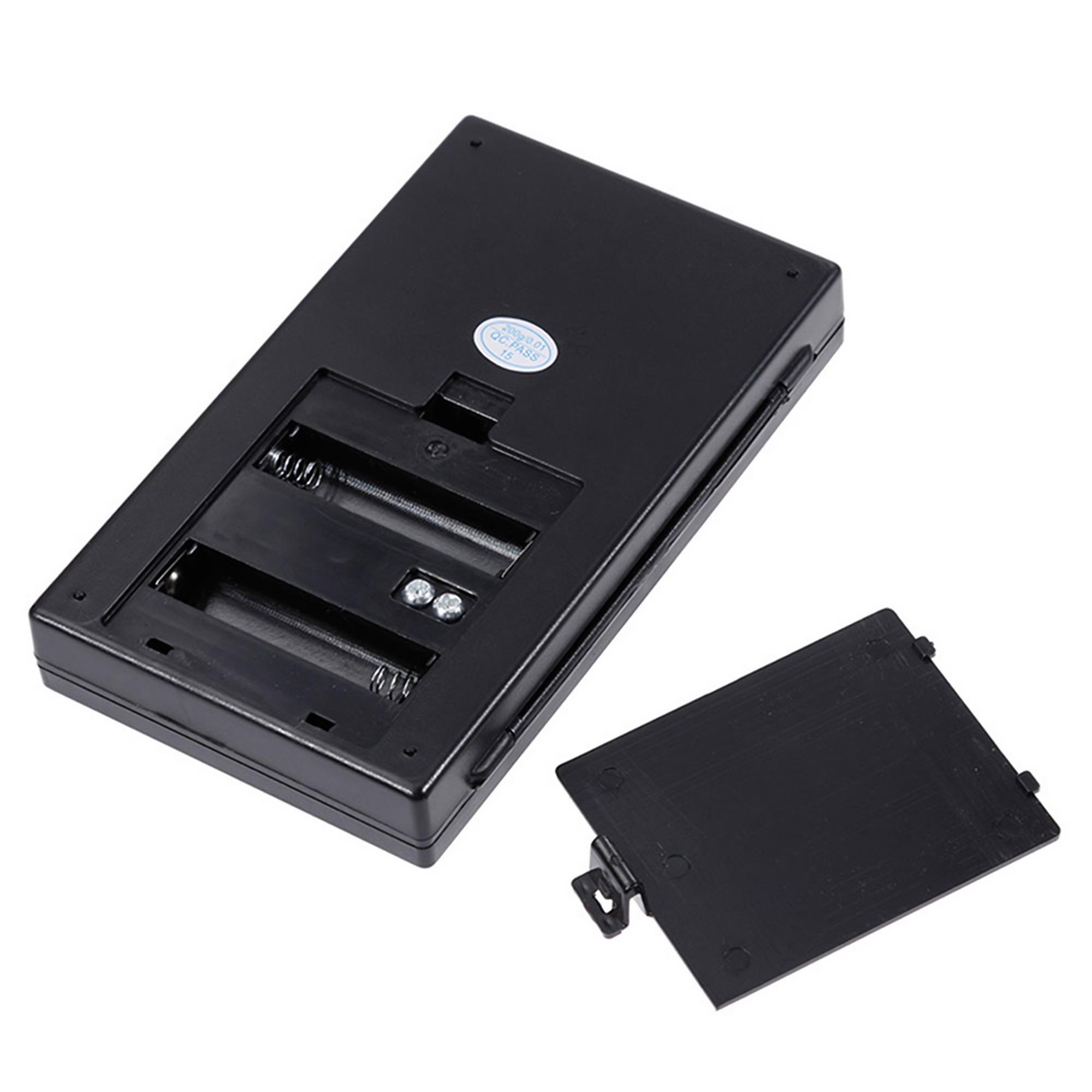 Schwarzes Batteriefach mit geöffneter Abdeckung, das Steckplätze für Batterien zeigt. Weißer Hintergrund.