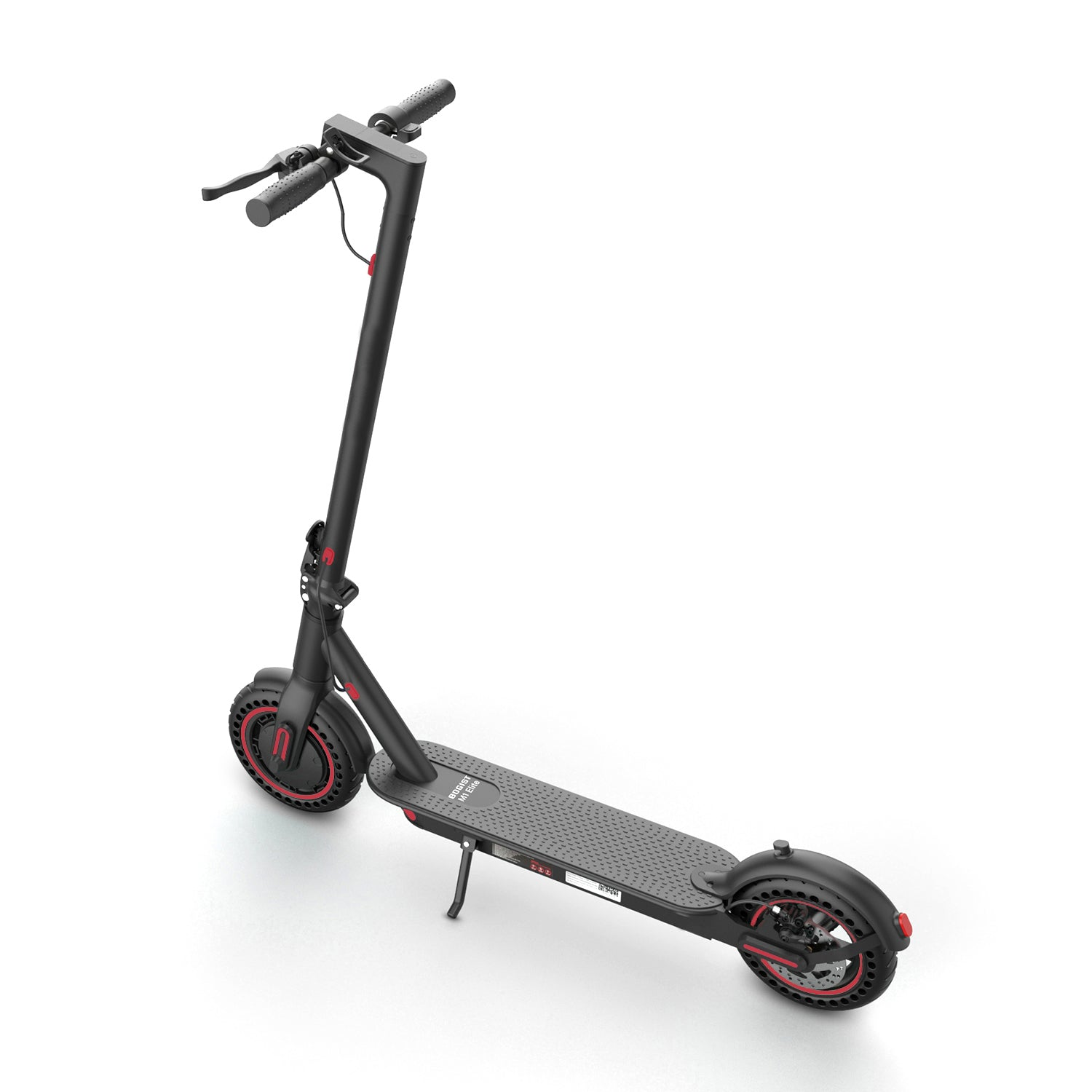 Scooter elettrico nero su bianco. Ha dettagli rossi sulle ruote. Lo scooter è angolato. Manubrio e pedana sono visibili.
