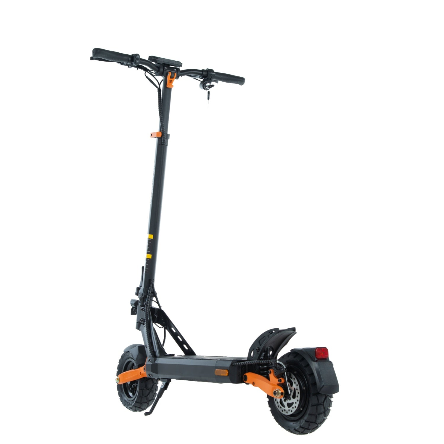 Schwarzer und orangefarbener Elektroroller auf weißem Hintergrund. Er hat große Reifen und ein Rücklicht.