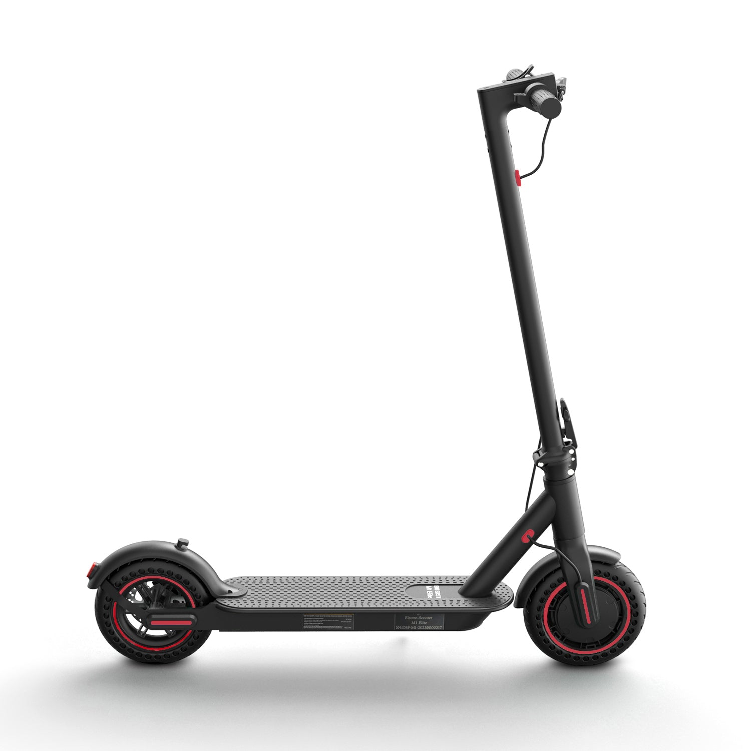 Scooter elettrico nero con dettagli rossi, su sfondo bianco. Piattaforma, ruote e manubrio. Vista laterale.