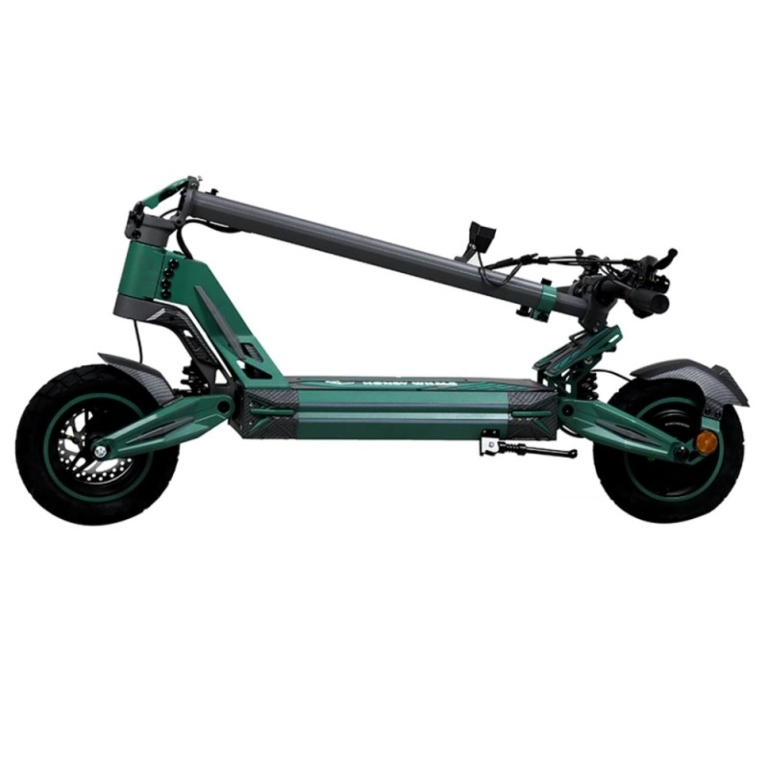 Un monopattino elettrico verde su sfondo bianco. Ha ruote nere e un manubrio grigio. Lo scooter è visto lateralmente.