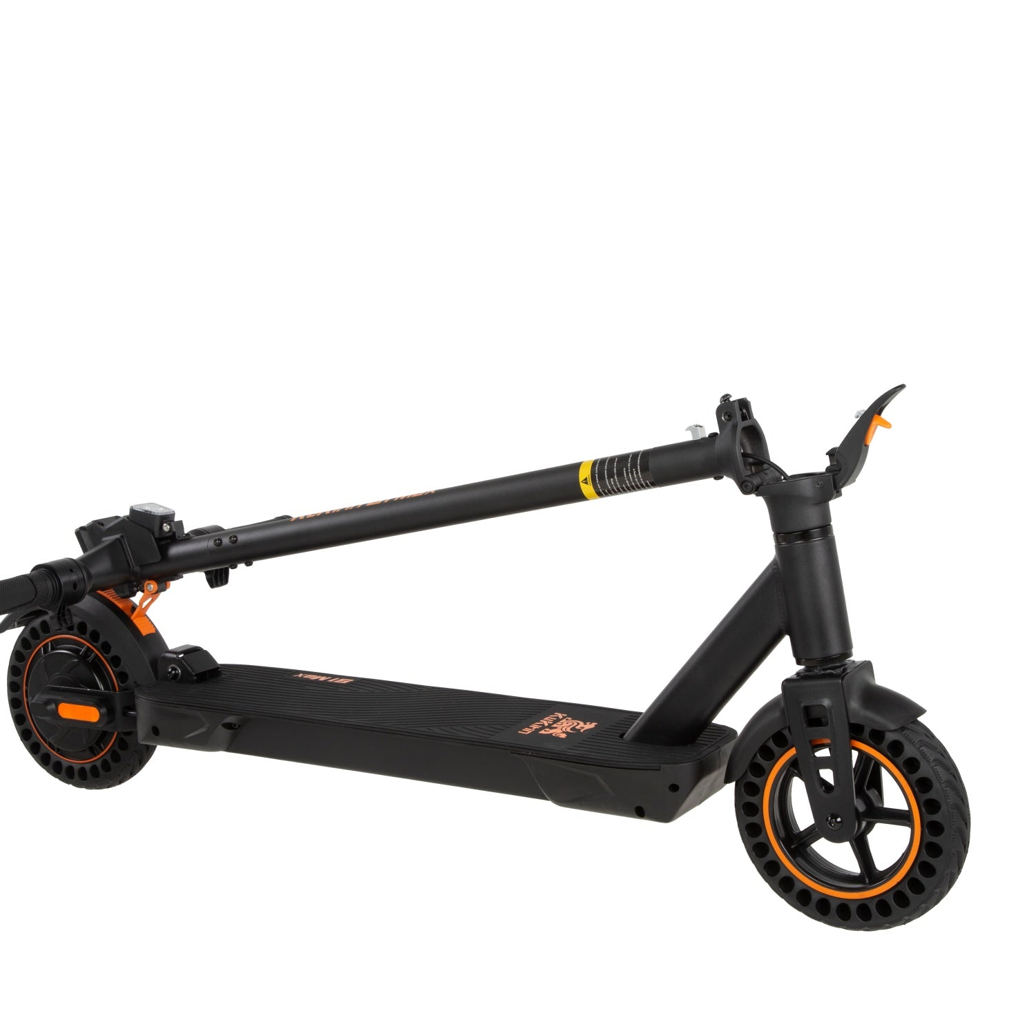 Scooter elettrico nero e arancione su sfondo bianco. Ha due ruote, una piattaforma e un manubrio.