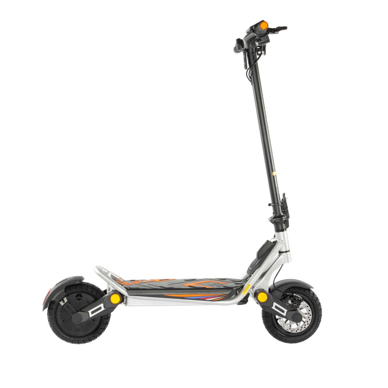 Ein Elektroroller wird vor weißem Hintergrund gezeigt. Er ist silber, schwarz, orange und gelb.