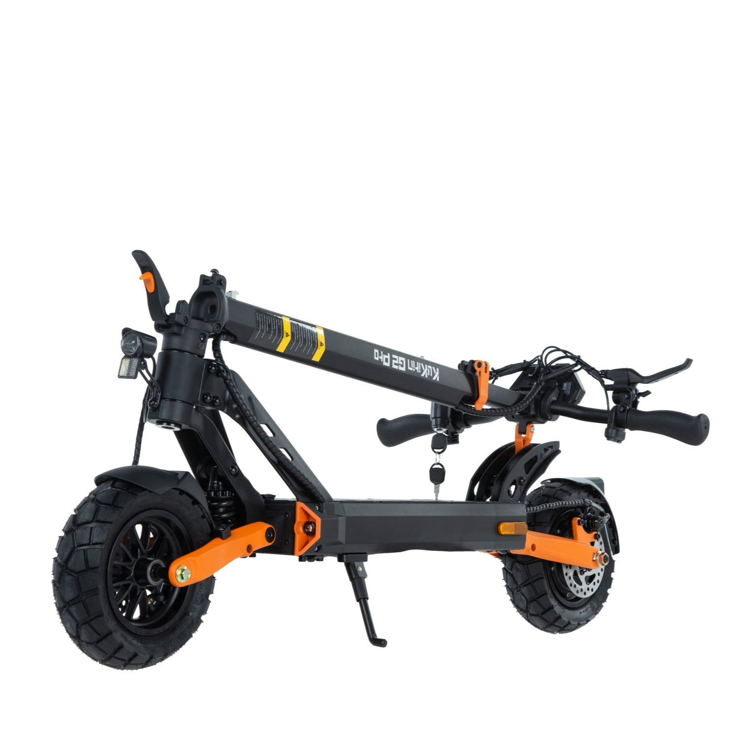 Schwarzer und orangefarbener Elektroroller. Der Roller hat zwei Räder, einen Lenker und eine Fußplattform. Er steht auf weißem Hintergrund.