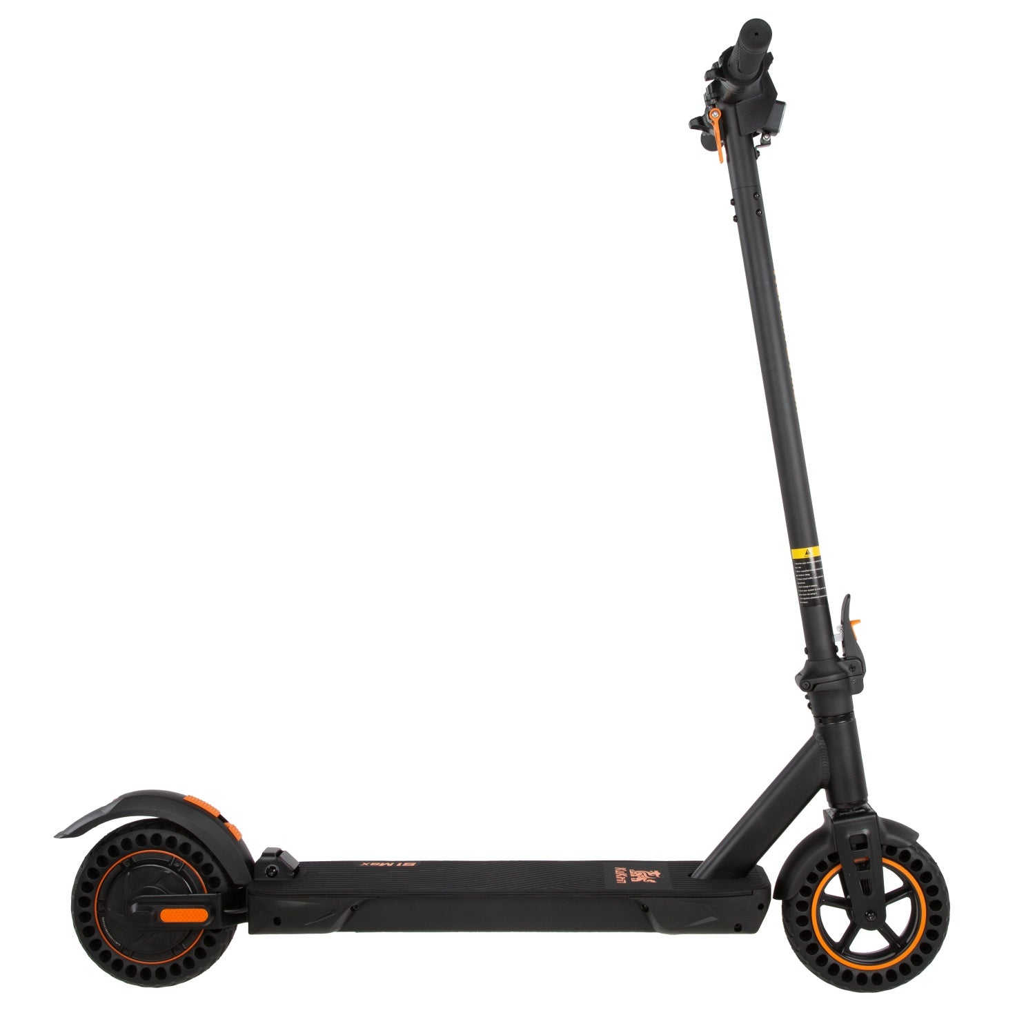 Scooter elettrico nero con dettagli arancioni. Lo scooter ha pedana, ruote e telaio neri. Dettagli arancioni su ruote e manubrio.
