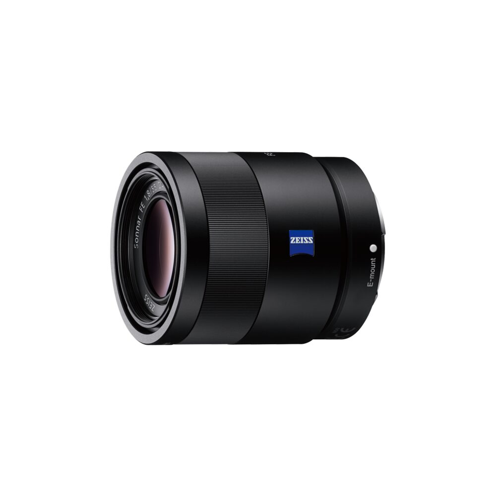 Un objetivo de cámara Zeiss negro, Sonnar FE 1.8/55, con el logotipo azul de Zeiss y la etiqueta E-mount, sobre fondo blanco.