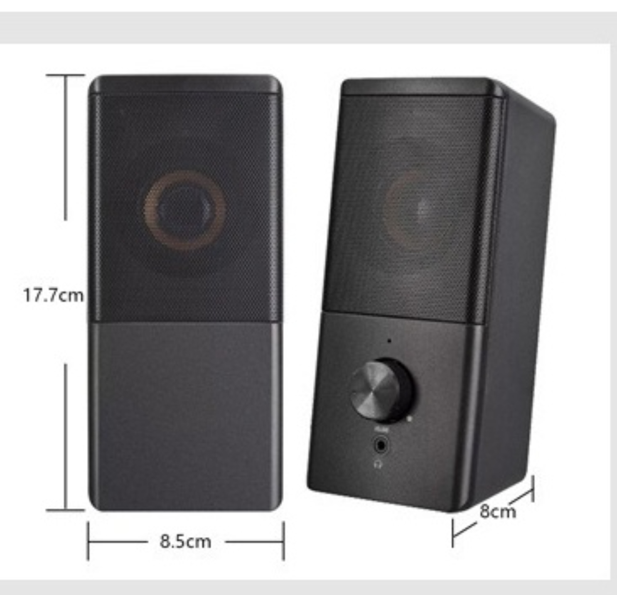 Zwei schwarze Lautsprecher, einer mit Lautstärkeregler. Abmessungen: 17,7 cm Höhe, 8,5 cm Breite und 8 cm Tiefe.