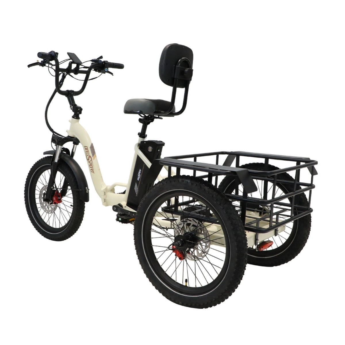 Weißes und schwarzes Elektro-Trike mit Gepäckkorb. Es hat drei Räder und eine Rückenlehne.
