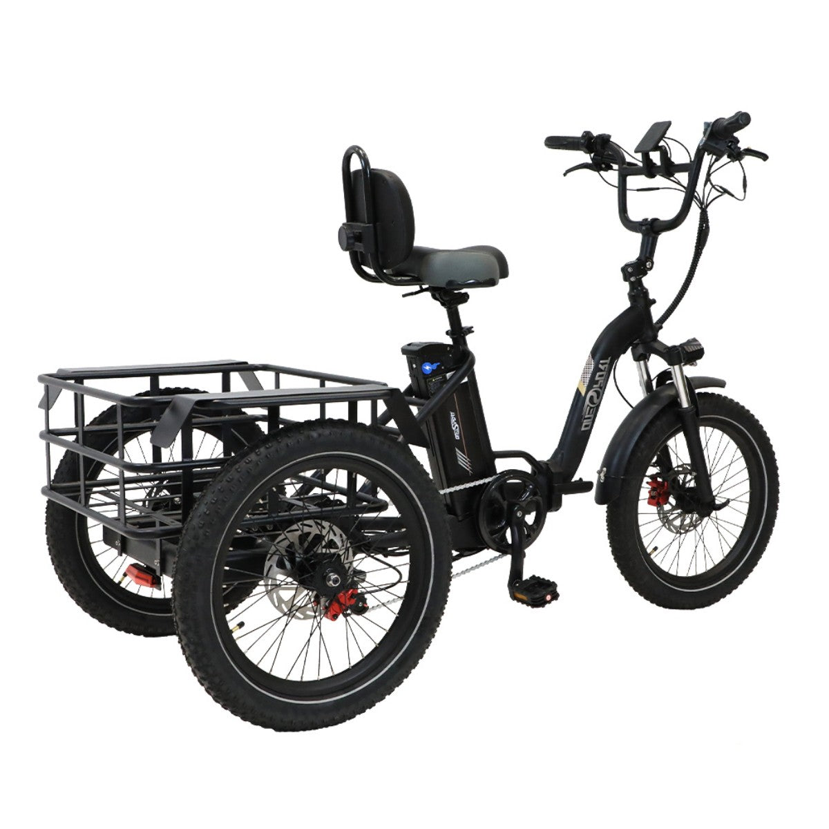 Schwarzes Elektro-Dreirad mit Gepäckkorb, Sitz und großen Reifen. Es hat einen Motor und steht vor weißem Hintergrund.