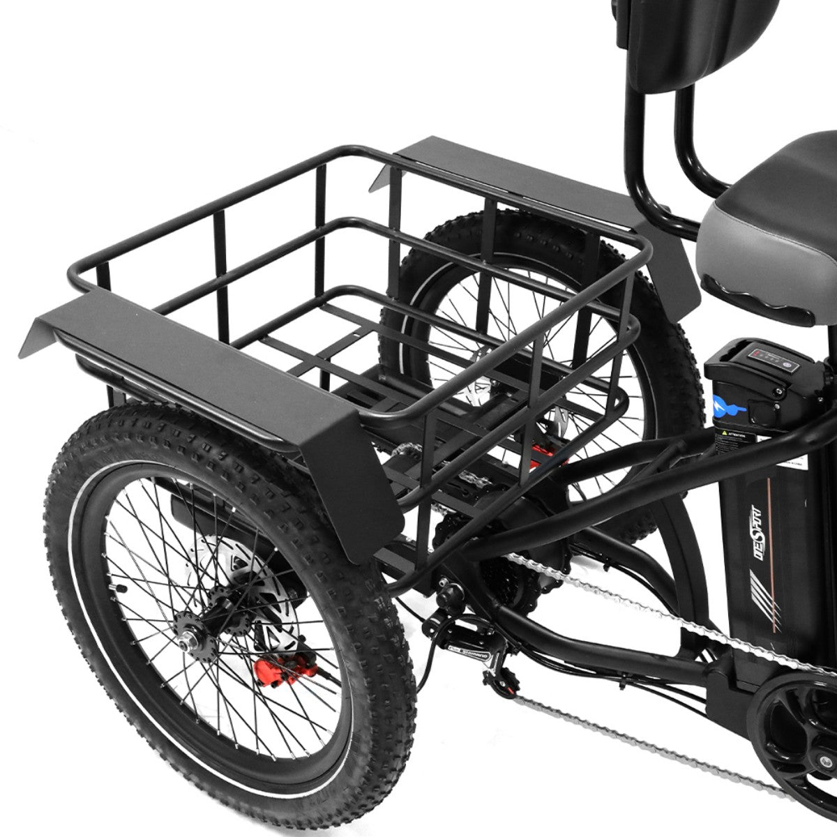 Schwarzes Cargo-E-Trike mit großem Heckkorb. Verfügt über zwei Hinterräder, einen Sitz und einen Akku. Reifen haben dicke Profile.