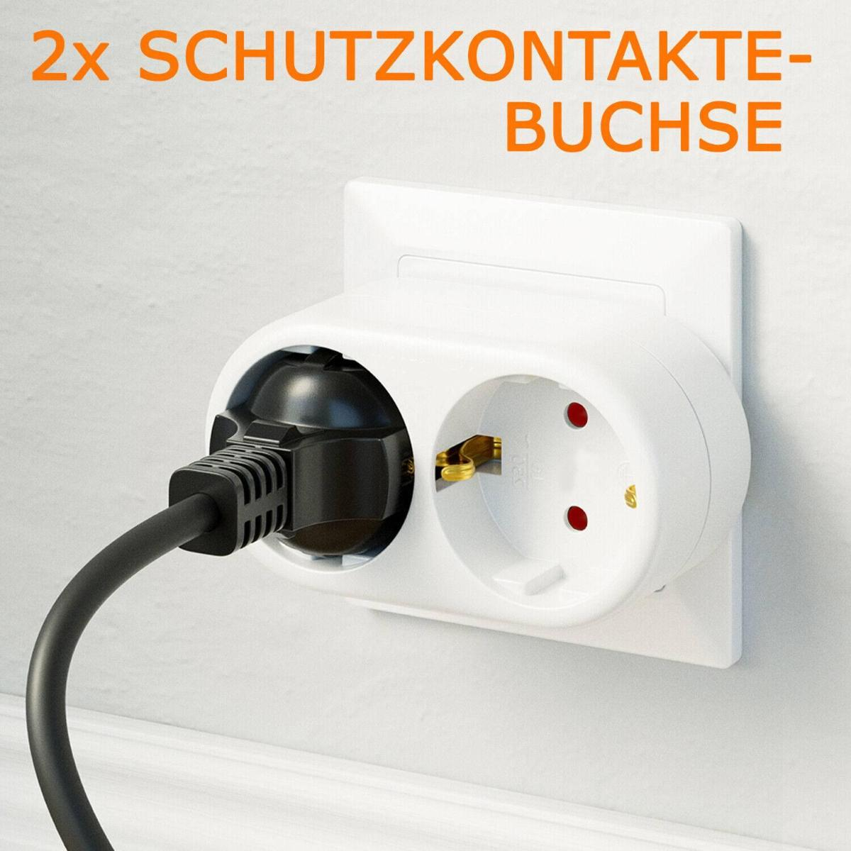 Eine weiße Steckdose mit einem eingesteckten schwarzen Stecker. Der Text lautet '2x SCHUTZKONTAKTE-BUCHSE' in Orange über der Steckdose.