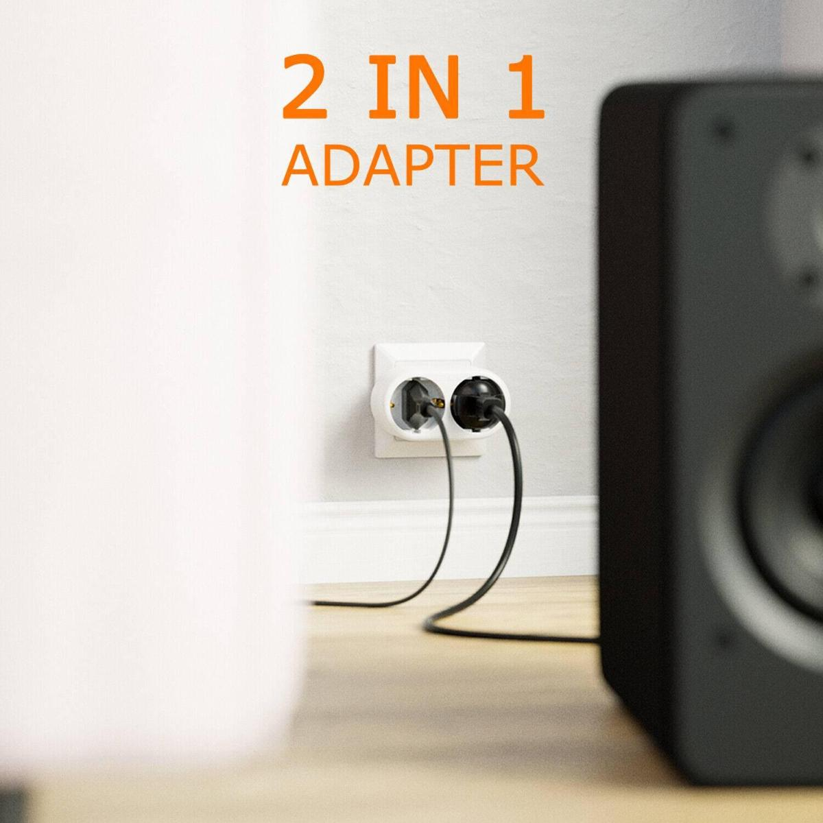 Weiße Wand mit Text '2 IN 1 ADAPTER'. Eine weiße Steckdose hält zwei schwarze Stecker. Rechts ist ein schwarzer Lautsprecher.