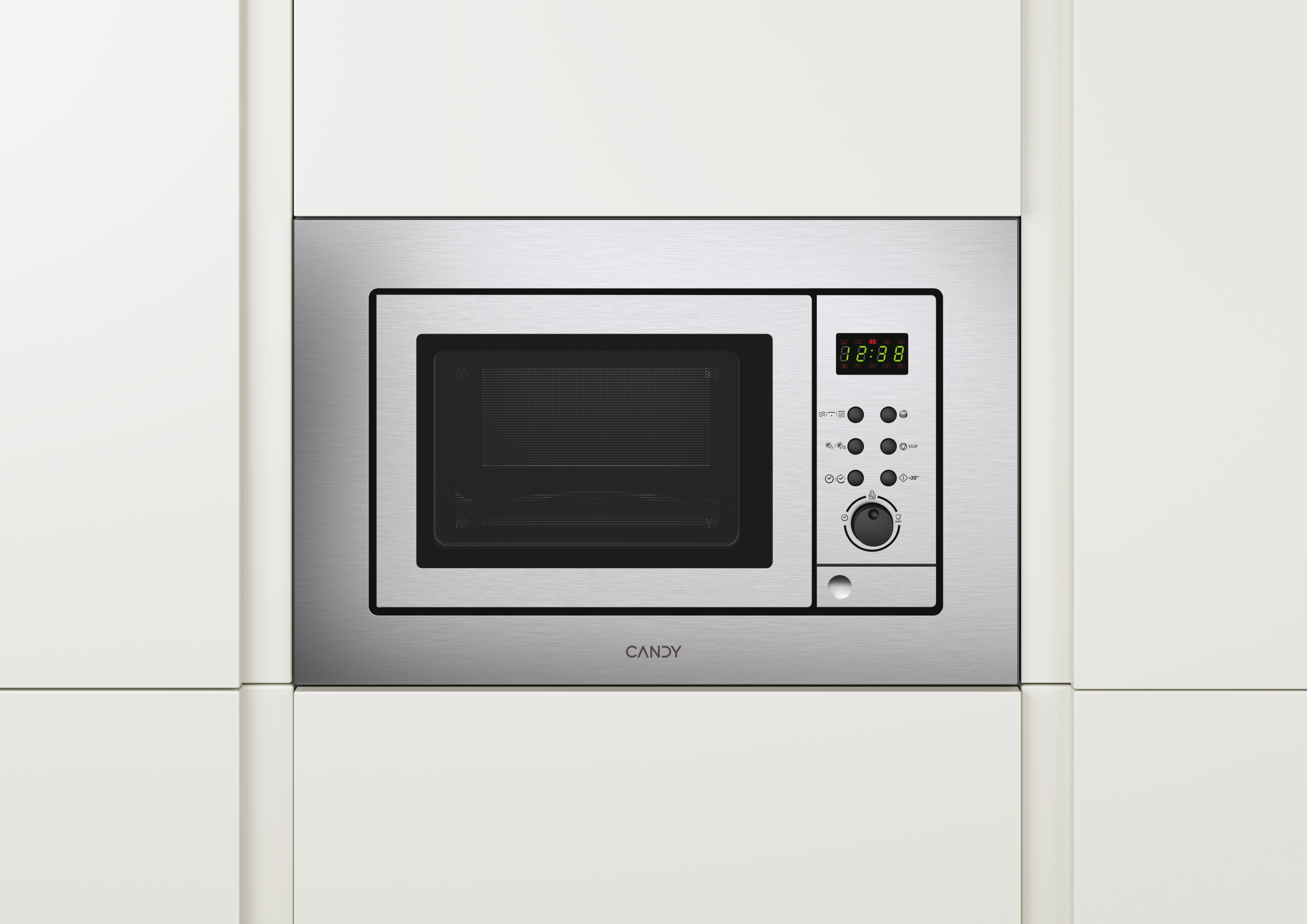 Microondas empotrado con pantalla digital, marco plateado y mueble blanco. La marca es Candy.