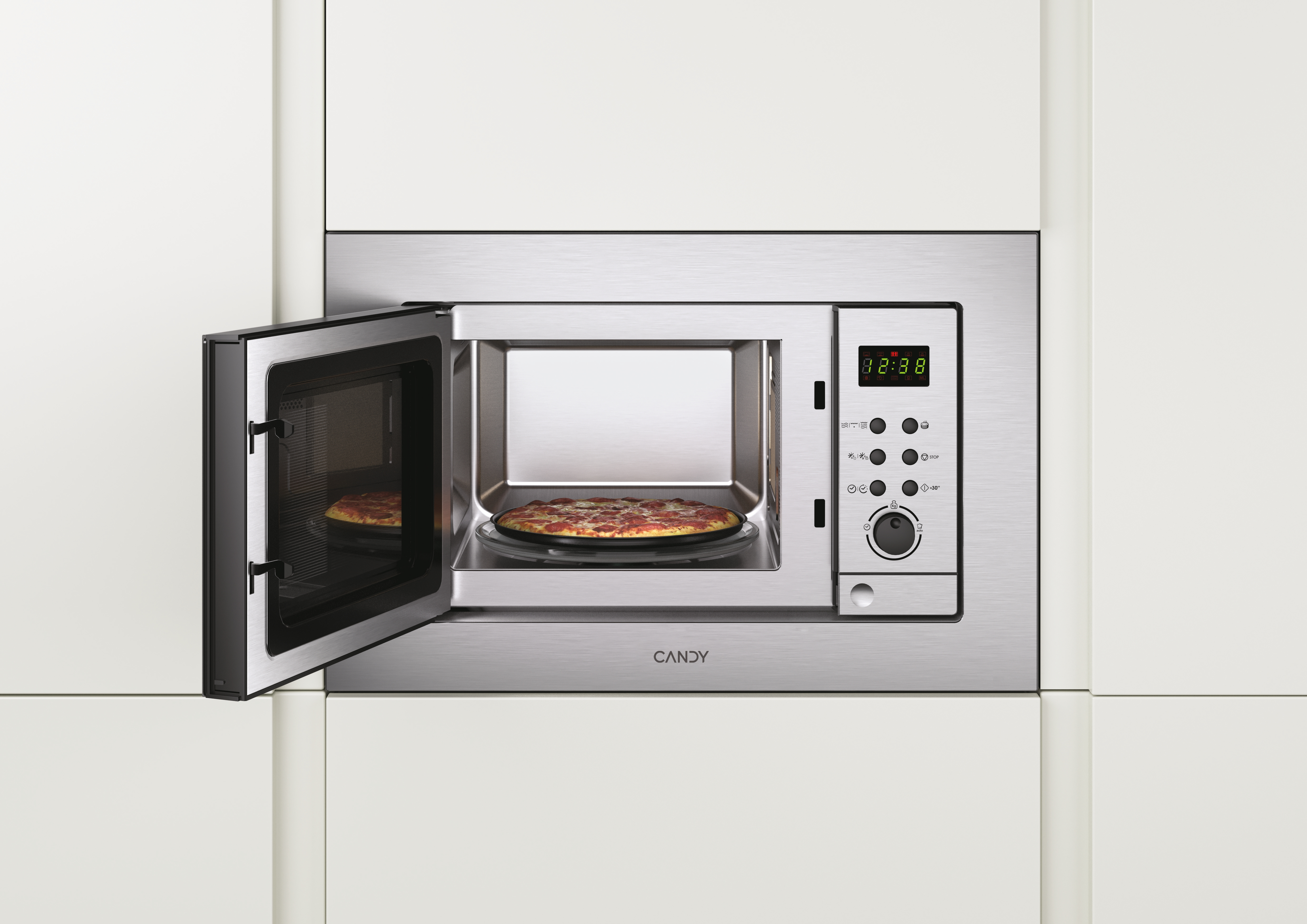 Un horno microondas abierto con pizza dentro. El horno está empotrado, con un reloj digital, y está en un armario blanco.