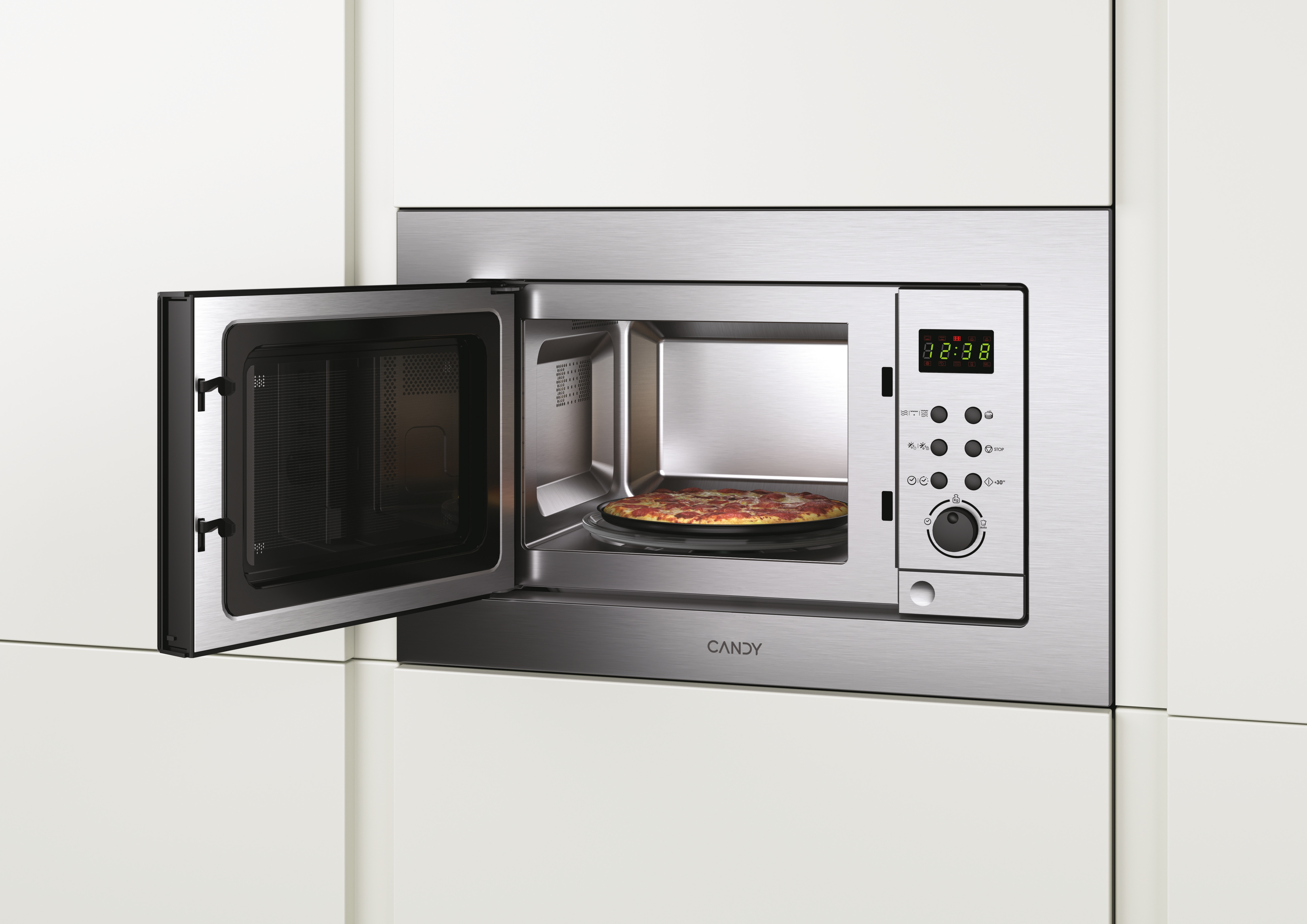 Microondas abierto con pizza dentro. Acabado acero inoxidable. Gabinetes blancos. Pantalla digital a la derecha.