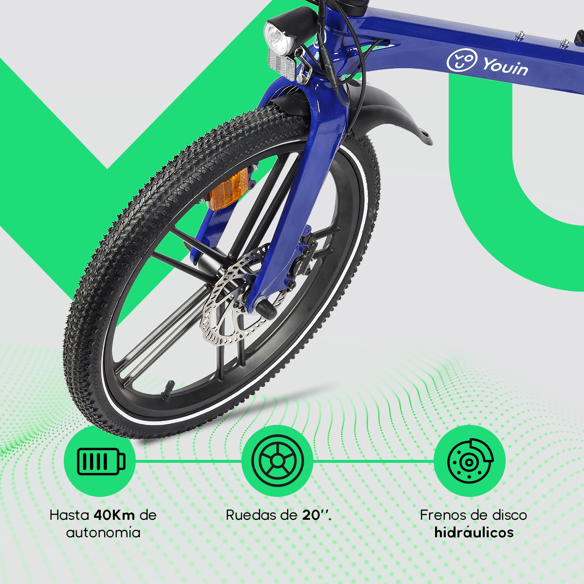 Detalle de e-bike Youin azul. Neumático negro, freno de disco, luz frontal. Acentos verdes con iconos de batería, rueda y freno.