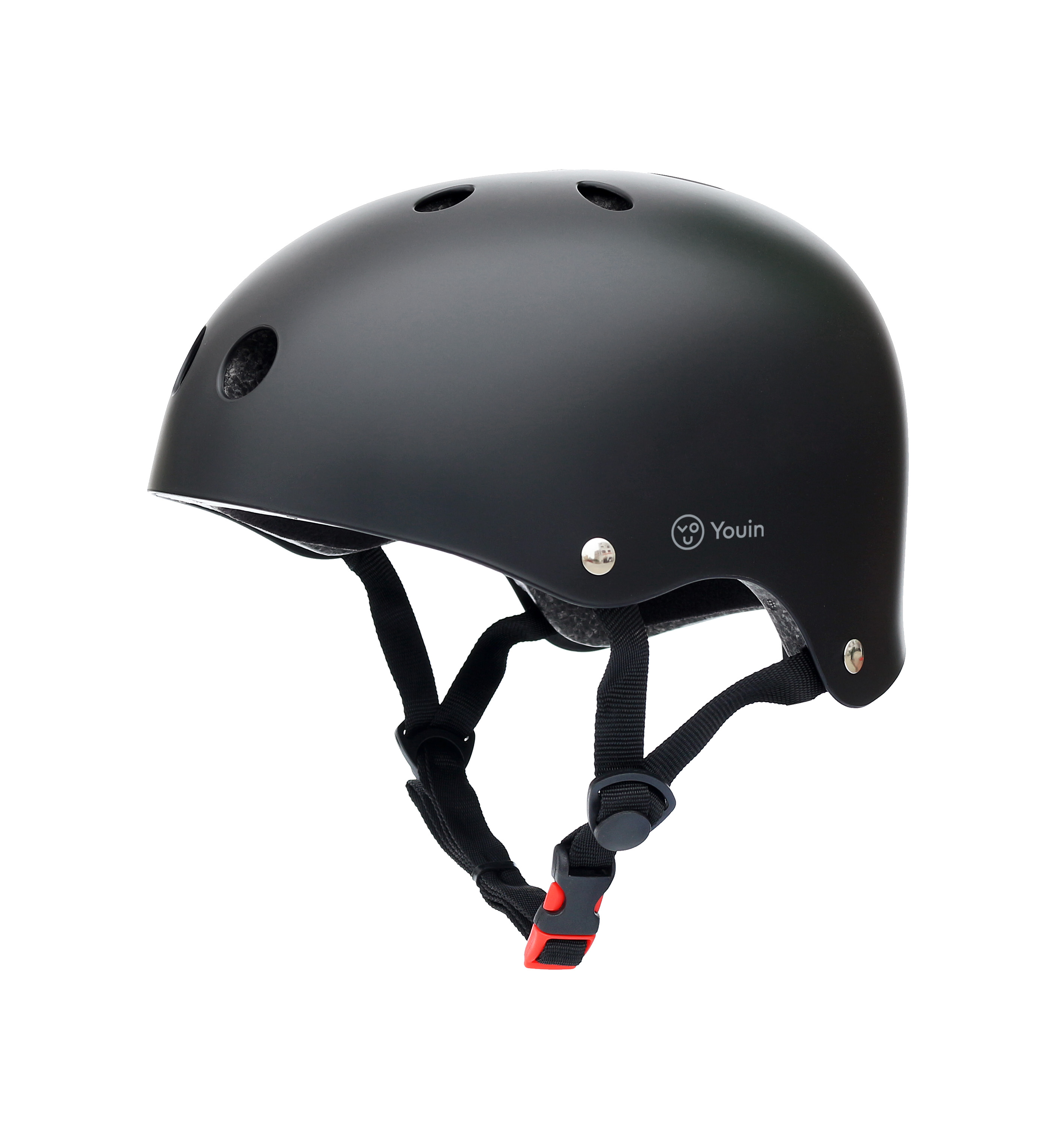 Un casco negro con correas y un cierre rojo. Tiene ventilaciones y un logotipo. Aislado sobre fondo blanco.