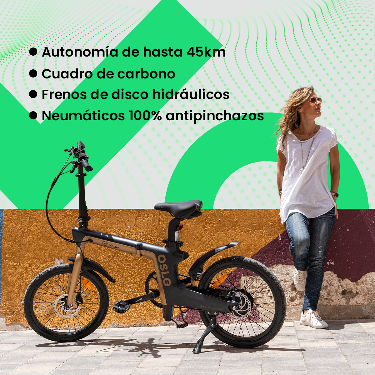 Una mujer se apoya en una pared junto a una bicicleta dorada y negra. El texto en español destaca las características de la bicicleta.