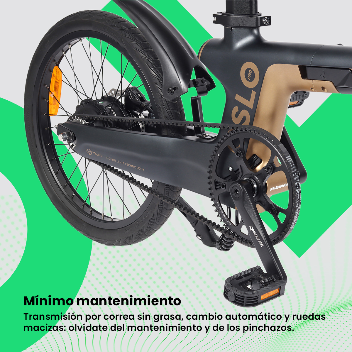 Primer plano de la rueda trasera de una bicicleta negra y dorada, transmisión por correa y pedal. La bicicleta está etiquetada como "SLO PRO" con la marca "Youin".