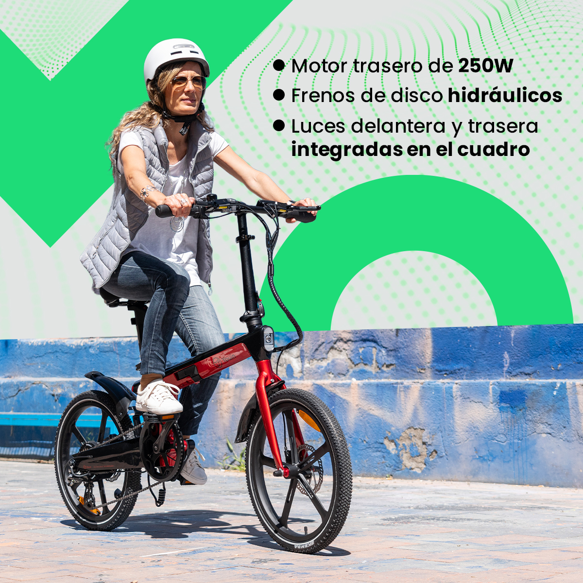 Mujer montando bicicleta eléctrica roja y negra. Lleva casco y chaleco. Fondo con formas verdes y pared azul.