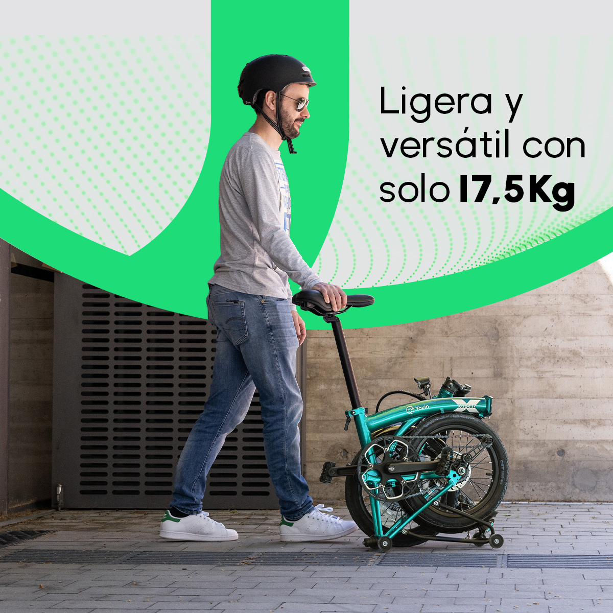 Hombre con casco y bici plegada verde azulado. Texto: Ligera y versátil, solo 17,5 kg.