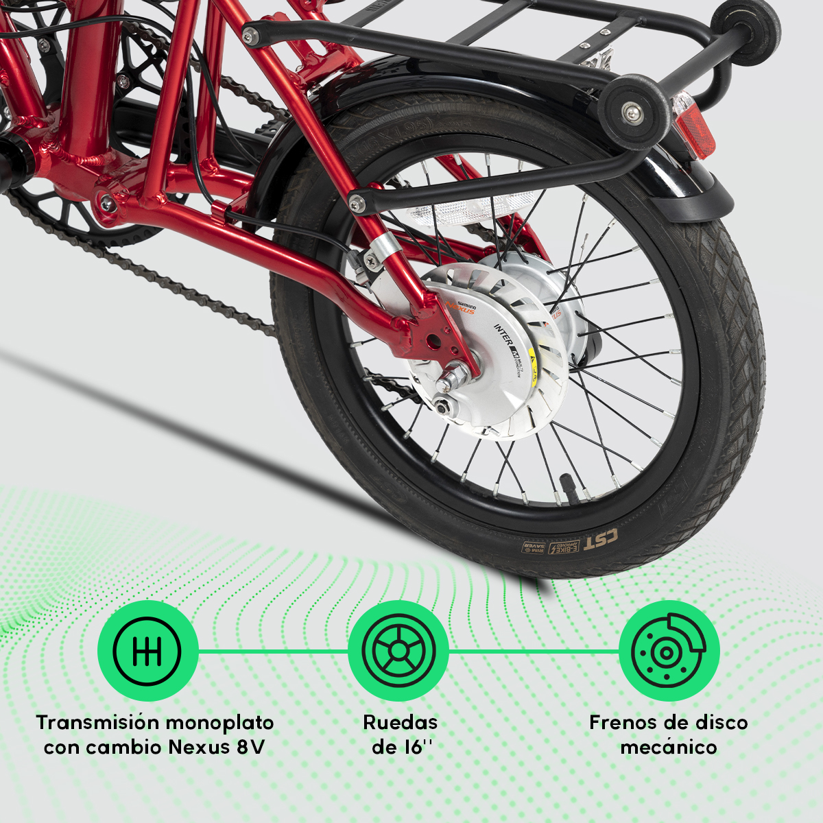 Detalle de bicicleta roja. Neumático y portaequipajes negros. Características: transmisión monoplato, ruedas de 16" y frenos de disco mecánicos.