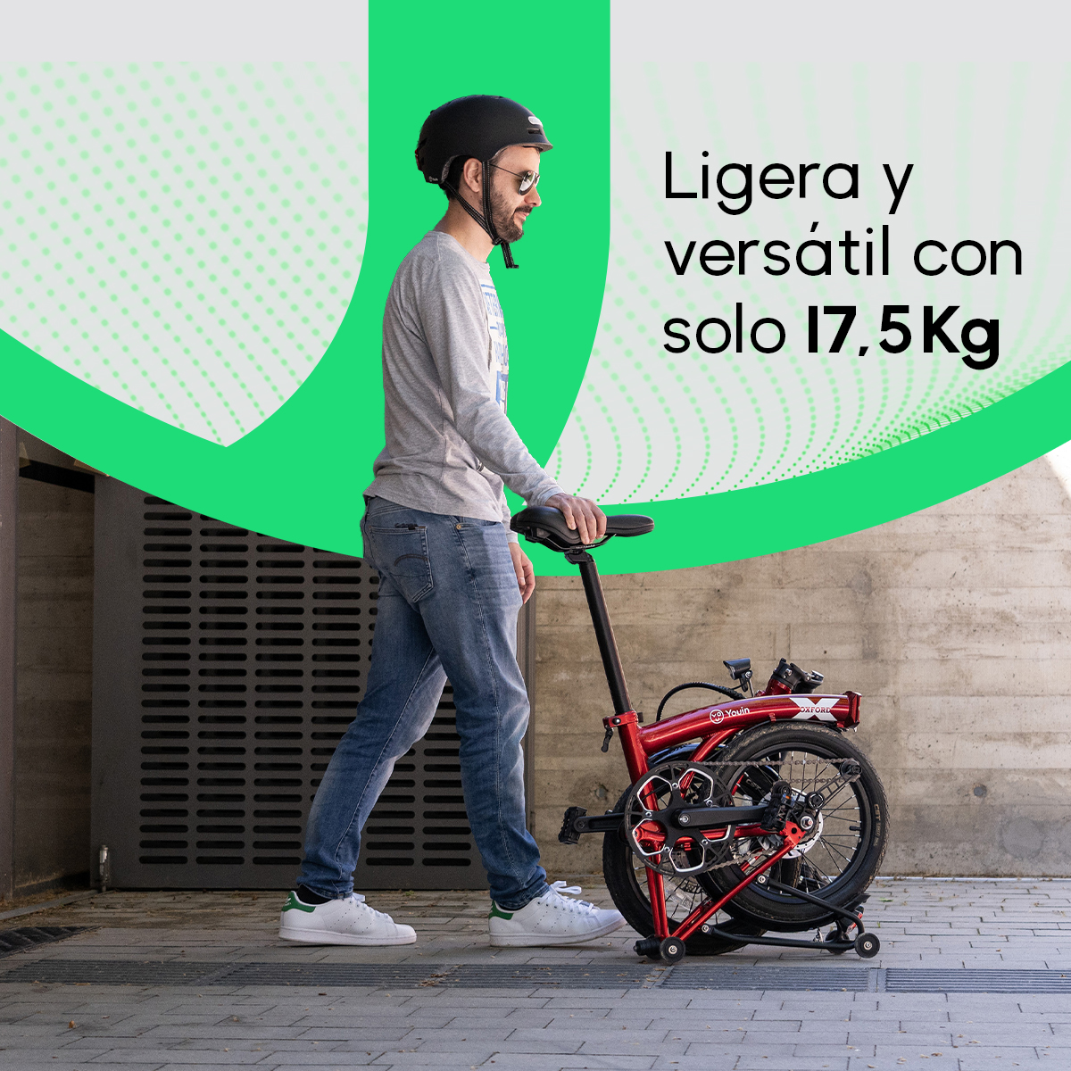 Hombre con casco y bicicleta roja plegada, el texto dice 'ligera y versátil con solo 17,5 kg'.