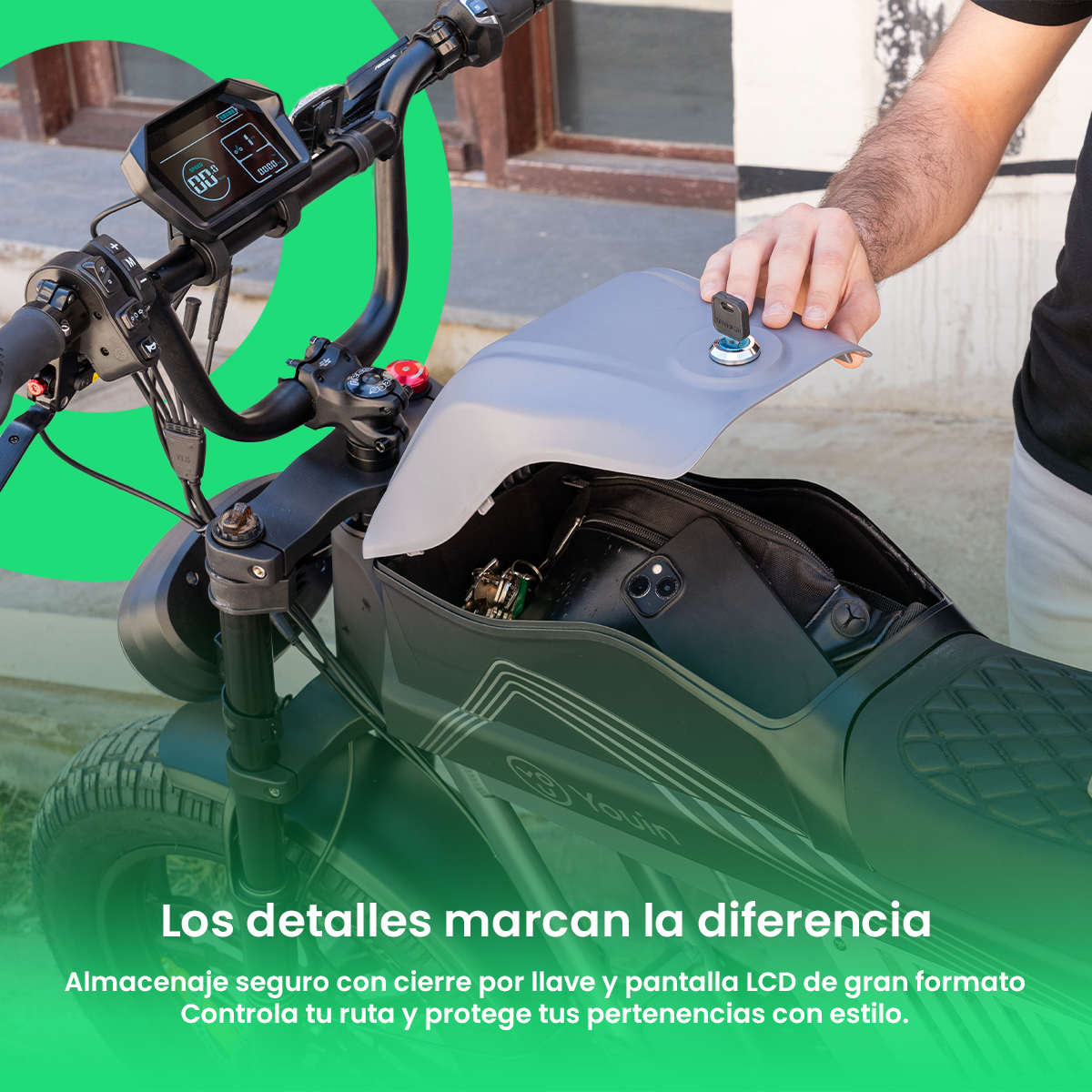 Persona abriendo el compartimento de almacenamiento de un scooter. El scooter es verde oscuro con pantalla digital y cerradura.