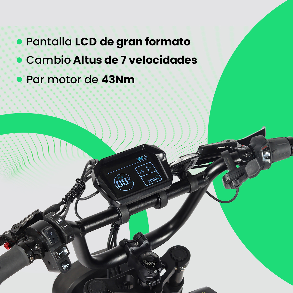 Primer plano del manillar de una bicicleta con una pantalla digital que muestra la velocidad. El texto destaca LCD grande, Altus de 7 velocidades y motor de 43 Nm.