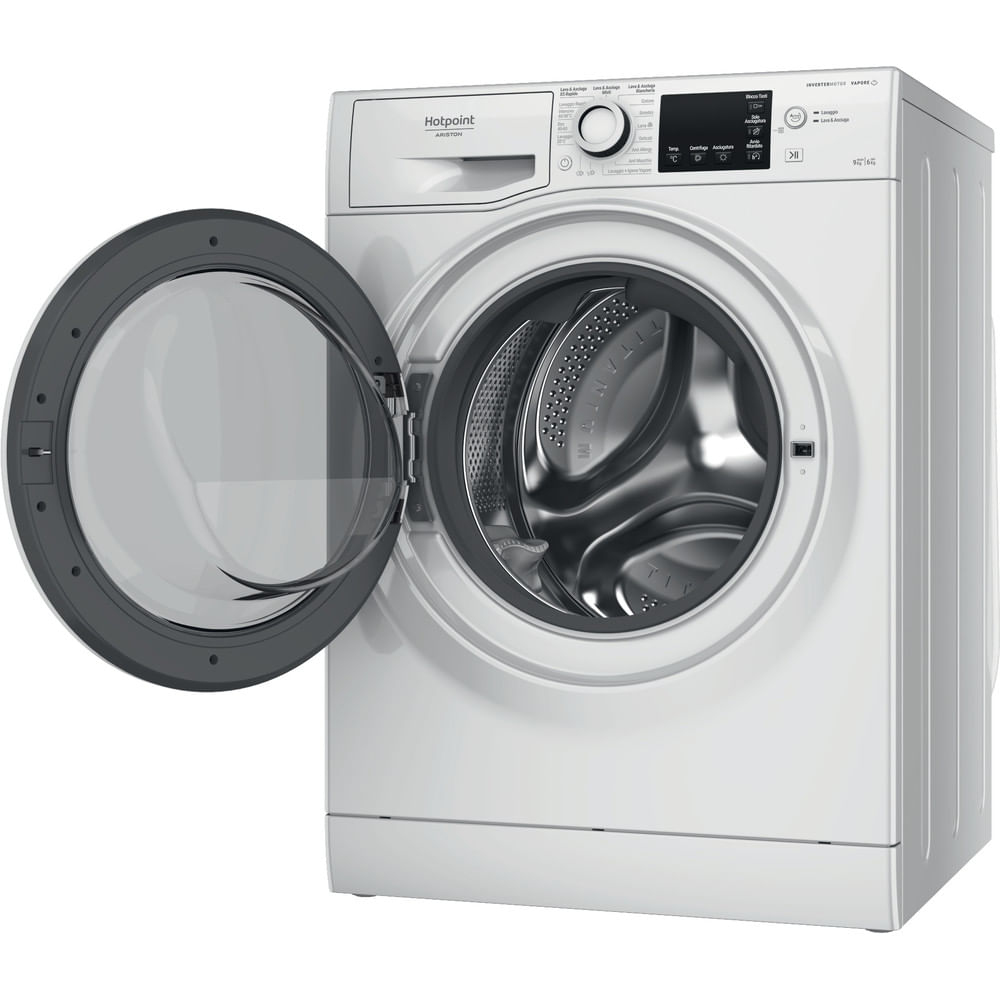 Una lavatrice Hotpoint bianca con la porta aperta. Tamburo interno visibile. Controlli e pannello display in alto.