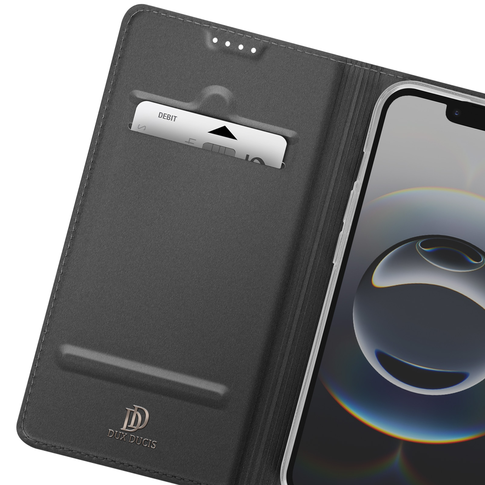 Graue Handyhülle mit EC-Karte in der Tasche. Das Telefon ist sichtbar. Die Hülle hat ein Dux Ducis-Logo.