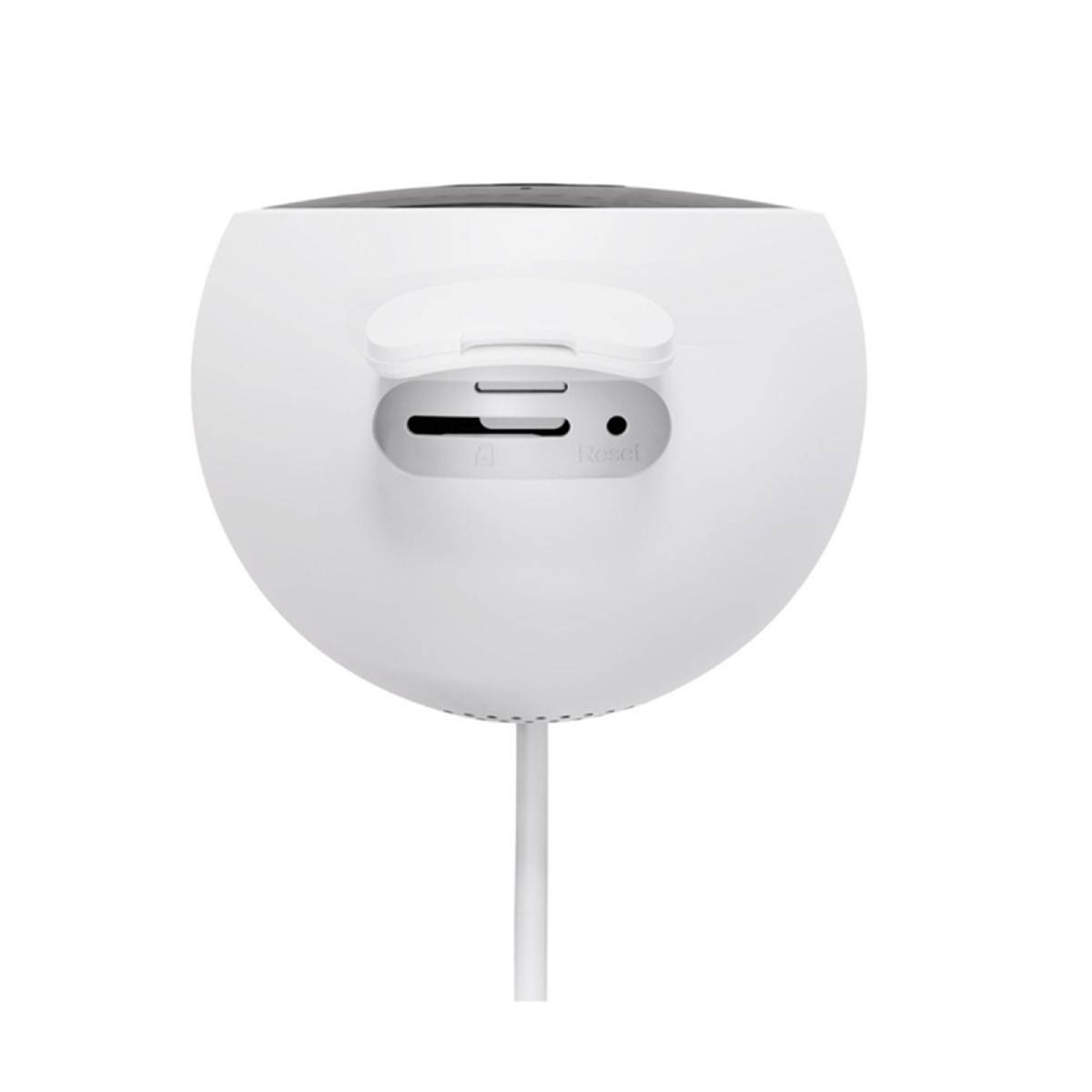 Biała kamera bezpieczeństwa z czarnym wierzchem. Posiada przycisk reset i gniazdo kart SD. Ma białą podstawkę.