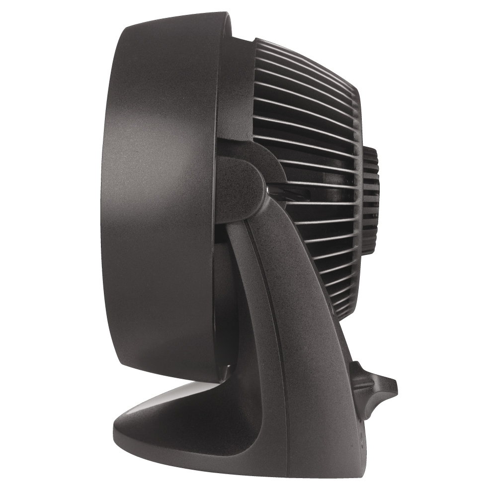 Un ventilatore elettrico nero, vista laterale. Ha una gabbia rotonda e una base. Lo sfondo è bianco.