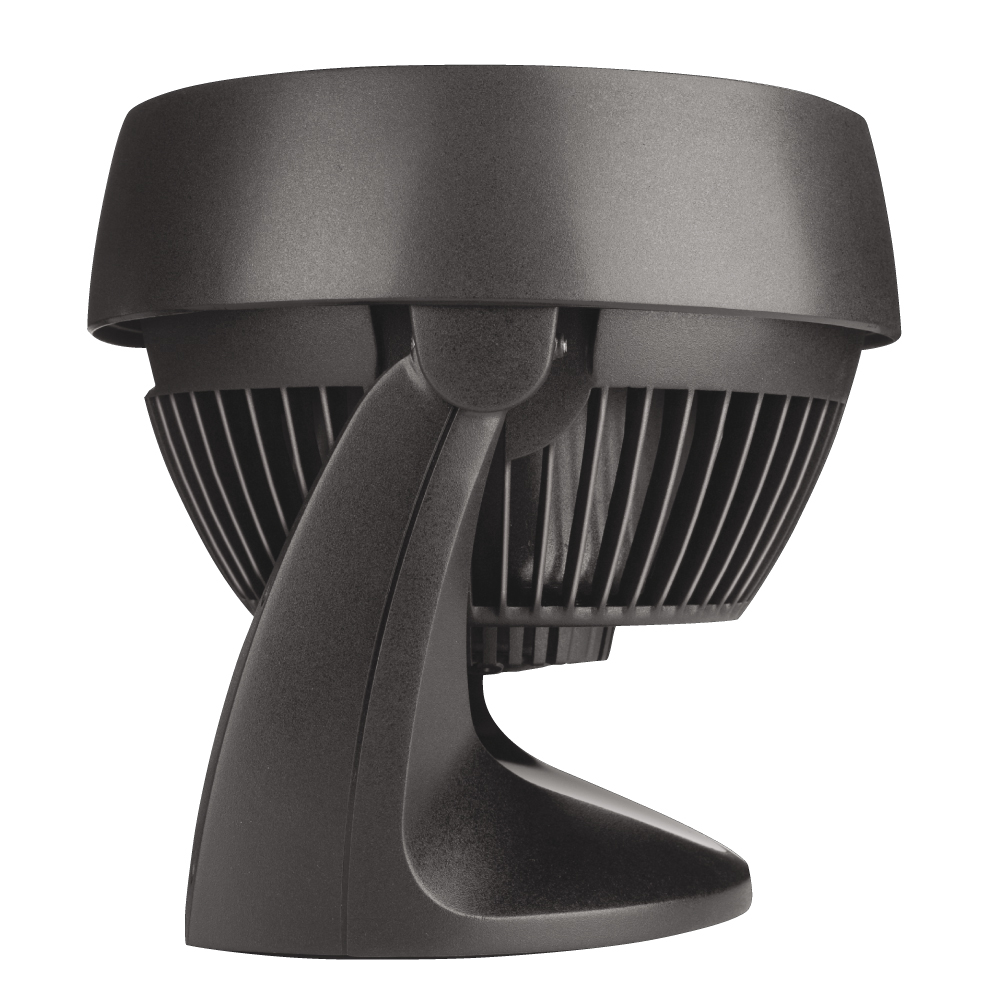 Un ventilatore marrone scuro su sfondo bianco. Il ventilatore ha una parte superiore arrotondata e un supporto con fessure.
