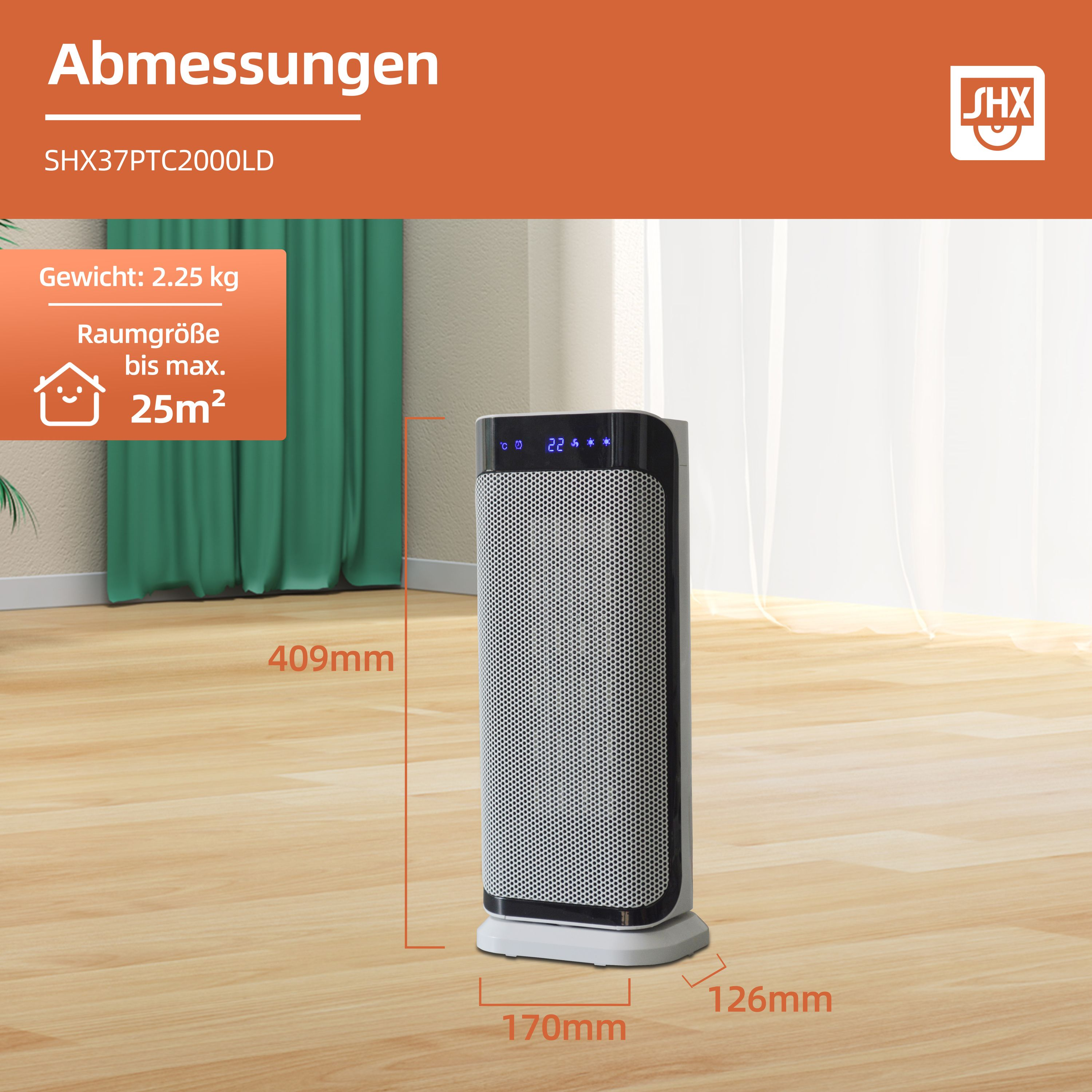 Ein weiß-schwarzer Heizlüfter mit Maßangaben. Ein teal Vorhang und heller Holzfußboden bilden den Hintergrund.