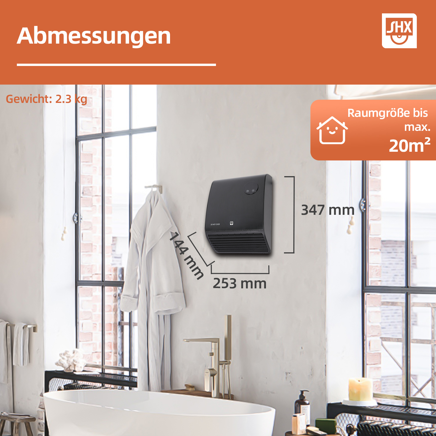 Schwarzer Wandheizer in einem Badezimmer. Abmessungen und Gewicht sind angegeben. Weißer Bademantel hängt an der Wand.