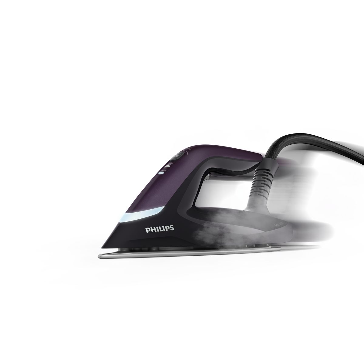 Mor ve siyah bir Philips ütüsü buhar çıkarıyor. Siyah kablo bağlı. Beyaz arka plan.