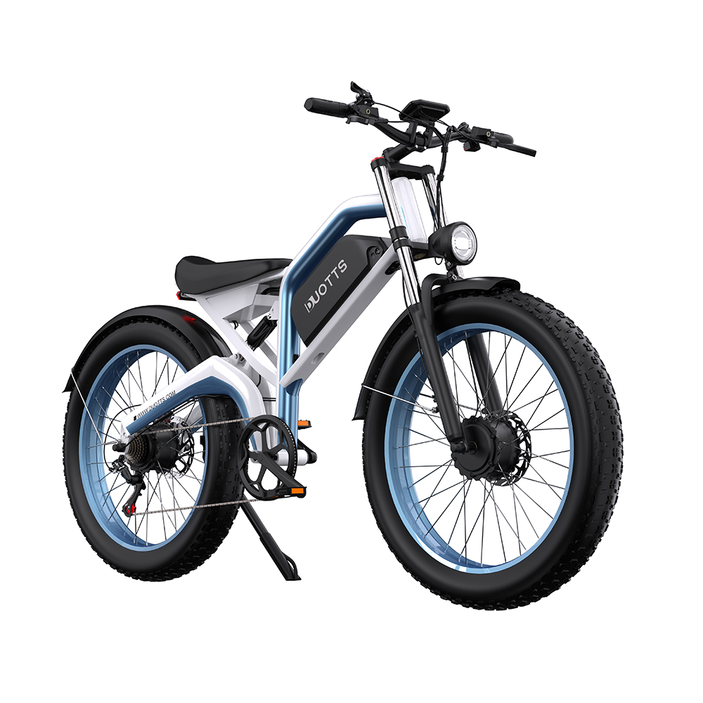 Una bicicletta elettrica con telaio bianco e blu, pneumatici neri e faro. Lo sfondo è bianco.