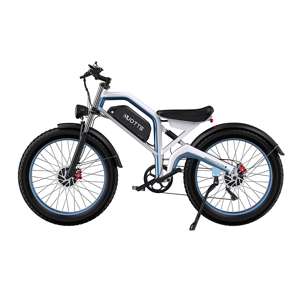 Una bicicletta elettrica con pneumatici neri, telaio bianco e blu e sella nera, isolata su sfondo bianco.