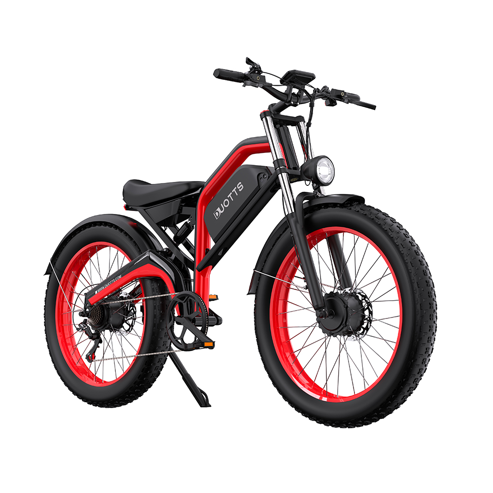 Una bicicleta eléctrica negra y roja sobre fondo blanco. Tiene neumáticos grandes y un faro delantero.